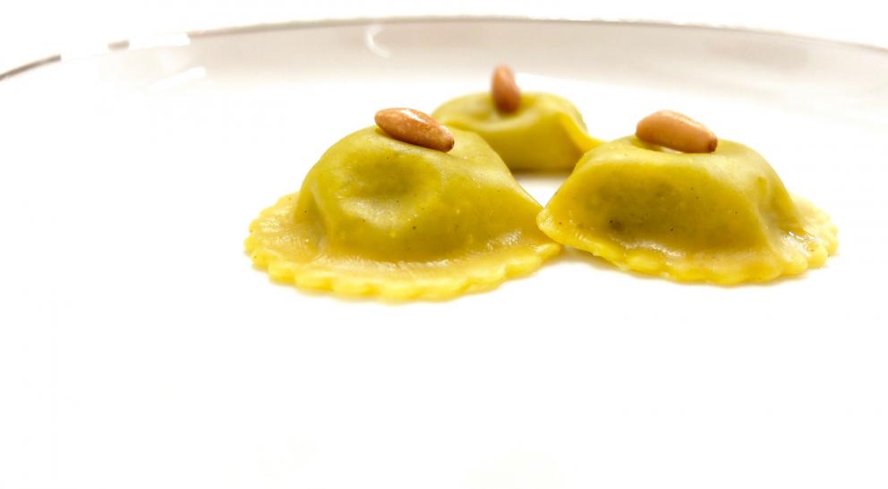 Galleria fotografica






Grande cena da Cristiano Tomei, fotogallery di Tanio Liotta. Si inizia con un'ostrica di La Spezia su letto di alga wakame scaldata dalla cenere («Mi ricorda il profumo della mia terra»), maionese, extravergine e acetosella









Sparnocchi («Li abbiamo presi a Viareggio che erano vivi») al naturale, limone fritto, granita di spremuta delle teste degli sparnocchi stessi passate al torchio, birra lambic. Grandissimo piatto, «e poi poco da dire: sui frutti di mare il limone ci sta bene». (Lui però lo frigge)









Calamarata, ma fatta proprio di calamari, veloce marinatura, 10 secondi nella vodka, poi i loro fegatini, una salsa di calamari, foglie di sedano e limone candito









Il carciofo viene messo sotto sale e poi scottato con olio d'aringa, poi burro d'arachidi, cedro candito a freddo. «Tutti guardano a Oriente, io ho guardato agli Usa». Ma il burro d'arachidi lo produce in proprio, come dio comanda









Raviolo olio, parmigiano, seppioline, polvere di cavolo nero






