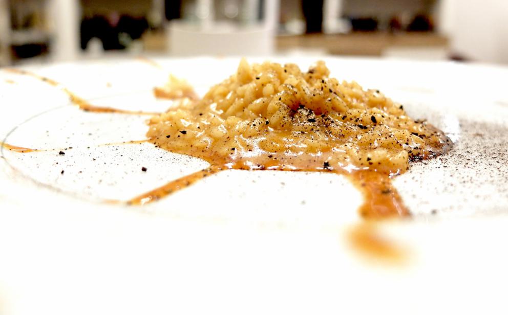 Galleria fotografica






Grande cena da Cristiano Tomei, fotogallery di Tanio Liotta. Si inizia con un'ostrica di La Spezia su letto di alga wakame scaldata dalla cenere («Mi ricorda il profumo della mia terra»), maionese, extravergine e acetosella









Sparnocchi («Li abbiamo presi a Viareggio che erano vivi») al naturale, limone fritto, granita di spremuta delle teste degli sparnocchi stessi passate al torchio, birra lambic. Grandissimo piatto, «e poi poco da dire: sui frutti di mare il limone ci sta bene». (Lui però lo frigge)









Calamarata, ma fatta proprio di calamari, veloce marinatura, 10 secondi nella vodka, poi i loro fegatini, una salsa di calamari, foglie di sedano e limone candito









Il carciofo viene messo sotto sale e poi scottato con olio d'aringa, poi burro d'arachidi, cedro candito a freddo. «Tutti guardano a Oriente, io ho guardato agli Usa». Ma il burro d'arachidi lo produce in proprio, come dio comanda









Raviolo olio, parmigiano, seppioline, polvere di cavolo nero









Altra pasta ripiena: questa volta di parmigiano 120 mesi, olio di elicriso e pinoli. Bomba gustativa






