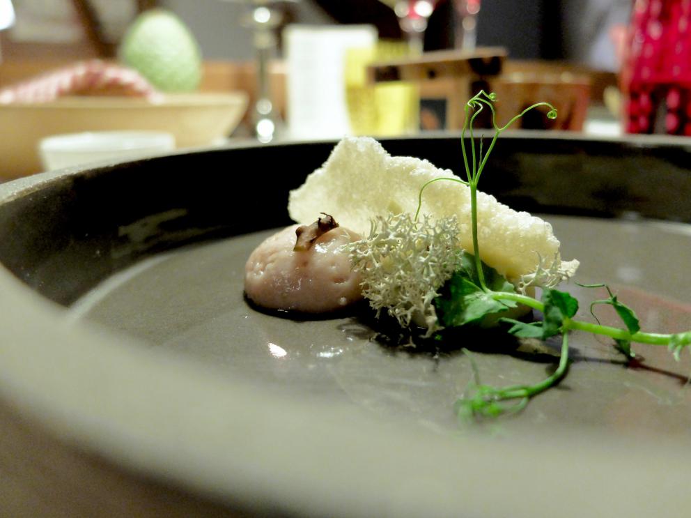 Galleria fotografica






La nostra cena a El Molin, negli scatti di Tanio Liotta. Intanto lo chef Alessandro Gilmozzi...









S'inizia con gli appetizer: Cialda di cioccolato bianco, mandorle, frutti rossi e ostrica









Cialda di pasta, capasanta, aceto, rosmarino e pesca









Crosta di pane cotta al vapore, caviale di salmerino, burro di malga. Gli appetizer sono accompagnati da una tisana dolomitica aromatizzata ai funghi porcini









Zabaione freddo al fieno, patate, cialda al crescione. In accompagnamento, ginger ale & sambuca









Crudité di cervo, pistacchi di Bronte, riccio di mare, olio di cardo









Quattro piatti denominati Miniature Wild. Il primo: Vele di Marzemino con pesto e germogli di pino, servite sulla pigna









Miniature Wild 2: Zigher aromatizzato al lichene e aceto di pino. «Lo Zigher è un formaggio delle Dolomiti. Lo faccio fare da un casaro e poi lo affino con il lichene di pino»









Miniature Wild 3: Cialda di mela e sedano, riduzione di aringa









Miniature Wild 4: Insalata di 20 erbe, fiori e germogli, con gelato di sarde di lago e pane, mousse di crescione, sfere di zucchero e olio









L'uovo delle Dolomiti: uovo su crema di piantaggine, betulla, betulla candita, lichene bianco, riduzione di porcini









Un piatto storico, Salmerino marinato ai lamponi, acqua distillata di lamponi, gelato di aglio selvatico, germogli e pesto









Pesce carpione con fiori di malva e calendula. «Il pesce carpione (la cui marinatura tradizionale dà il nome al carpione stesso, ndr) era scomparso, ora l'abbiamo recuperato con la Fondazione Mach»









Riso al Gilbach Gin: è un Acquerello 7 anni alla parmigiana, aromatizzato al ginepro, prugnole selvatiche, emulsione di olio, polline, edera e gin passato all'azoto liquido. Squisito









Il Valentino Felicetti, burro di malga, taleggio di capra, polvere di rapa rossa e di betulla. Altro piatto storico e delizioso









Crudità di temolo, betulla, acetosella. Bello e buono






