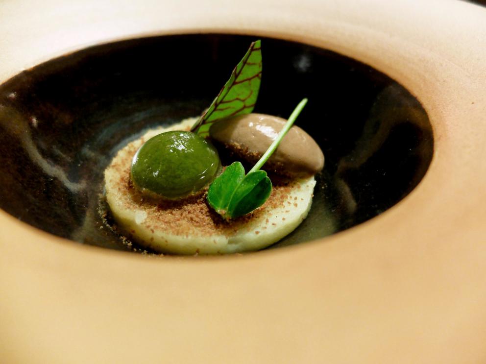 Galleria fotografica






La nostra cena a El Molin, negli scatti di Tanio Liotta. Intanto lo chef Alessandro Gilmozzi...









S'inizia con gli appetizer: Cialda di cioccolato bianco, mandorle, frutti rossi e ostrica









Cialda di pasta, capasanta, aceto, rosmarino e pesca









Crosta di pane cotta al vapore, caviale di salmerino, burro di malga. Gli appetizer sono accompagnati da una tisana dolomitica aromatizzata ai funghi porcini









Zabaione freddo al fieno, patate, cialda al crescione. In accompagnamento, ginger ale & sambuca









Crudité di cervo, pistacchi di Bronte, riccio di mare, olio di cardo









Quattro piatti denominati Miniature Wild. Il primo: Vele di Marzemino con pesto e germogli di pino, servite sulla pigna









Miniature Wild 2: Zigher aromatizzato al lichene e aceto di pino. «Lo Zigher è un formaggio delle Dolomiti. Lo faccio fare da un casaro e poi lo affino con il lichene di pino»









Miniature Wild 3: Cialda di mela e sedano, riduzione di aringa









Miniature Wild 4: Insalata di 20 erbe, fiori e germogli, con gelato di sarde di lago e pane, mousse di crescione, sfere di zucchero e olio









L'uovo delle Dolomiti: uovo su crema di piantaggine, betulla, betulla candita, lichene bianco, riduzione di porcini









Un piatto storico, Salmerino marinato ai lamponi, acqua distillata di lamponi, gelato di aglio selvatico, germogli e pesto









Pesce carpione con fiori di malva e calendula. «Il pesce carpione (la cui marinatura tradizionale dà il nome al carpione stesso, ndr) era scomparso, ora l'abbiamo recuperato con la Fondazione Mach»









Riso al Gilbach Gin: è un Acquerello 7 anni alla parmigiana, aromatizzato al ginepro, prugnole selvatiche, emulsione di olio, polline, edera e gin passato all'azoto liquido. Squisito









Il Valentino Felicetti, burro di malga, taleggio di capra, polvere di rapa rossa e di betulla. Altro piatto storico e delizioso









Crudità di temolo, betulla, acetosella. Bello e buono









Un altro classico: Tinca di lago, timo, felce dolce e croccanti di pasta. La tinca è marinata nel Tanqueray






