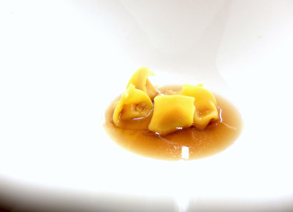 Galleria fotografica






Grande cena da Cristiano Tomei, fotogallery di Tanio Liotta. Si inizia con un'ostrica di La Spezia su letto di alga wakame scaldata dalla cenere («Mi ricorda il profumo della mia terra»), maionese, extravergine e acetosella









Sparnocchi («Li abbiamo presi a Viareggio che erano vivi») al naturale, limone fritto, granita di spremuta delle teste degli sparnocchi stessi passate al torchio, birra lambic. Grandissimo piatto, «e poi poco da dire: sui frutti di mare il limone ci sta bene». (Lui però lo frigge)









Calamarata, ma fatta proprio di calamari, veloce marinatura, 10 secondi nella vodka, poi i loro fegatini, una salsa di calamari, foglie di sedano e limone candito









Il carciofo viene messo sotto sale e poi scottato con olio d'aringa, poi burro d'arachidi, cedro candito a freddo. «Tutti guardano a Oriente, io ho guardato agli Usa». Ma il burro d'arachidi lo produce in proprio, come dio comanda









Raviolo olio, parmigiano, seppioline, polvere di cavolo nero









Altra pasta ripiena: questa volta di parmigiano 120 mesi, olio di elicriso e pinoli. Bomba gustativa









Una minestra di riso ottenuta con gli scarti della cucina: ossa e nervature della carne, semi di pomodori, carote eccetera. Si filtra tutto, vi si cuoce il riso, si manteca con gelato al sigaro toscano, ricci di mare e polveri delle stesse verdure bruciate






