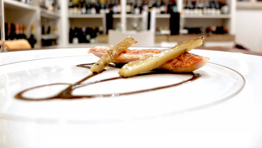 Galleria fotografica






Grande cena da Cristiano Tomei, fotogallery di Tanio Liotta. Si inizia con un'ostrica di La Spezia su letto di alga wakame scaldata dalla cenere («Mi ricorda il profumo della mia terra»), maionese, extravergine e acetosella









Sparnocchi («Li abbiamo presi a Viareggio che erano vivi») al naturale, limone fritto, granita di spremuta delle teste degli sparnocchi stessi passate al torchio, birra lambic. Grandissimo piatto, «e poi poco da dire: sui frutti di mare il limone ci sta bene». (Lui però lo frigge)









Calamarata, ma fatta proprio di calamari, veloce marinatura, 10 secondi nella vodka, poi i loro fegatini, una salsa di calamari, foglie di sedano e limone candito









Il carciofo viene messo sotto sale e poi scottato con olio d'aringa, poi burro d'arachidi, cedro candito a freddo. «Tutti guardano a Oriente, io ho guardato agli Usa». Ma il burro d'arachidi lo produce in proprio, come dio comanda









Raviolo olio, parmigiano, seppioline, polvere di cavolo nero









Altra pasta ripiena: questa volta di parmigiano 120 mesi, olio di elicriso e pinoli. Bomba gustativa









Una minestra di riso ottenuta con gli scarti della cucina: ossa e nervature della carne, semi di pomodori, carote eccetera. Si filtra tutto, vi si cuoce il riso, si manteca con gelato al sigaro toscano, ricci di mare e polveri delle stesse verdure bruciate









Cappelletti ripieni di zucca rimasta due settimane nel miso «che la cuoce». Il brodo amaro è fatto con limone, ginger, tarassaco e rafano, lasciati infondere una notte a freddo e poi bolliti






