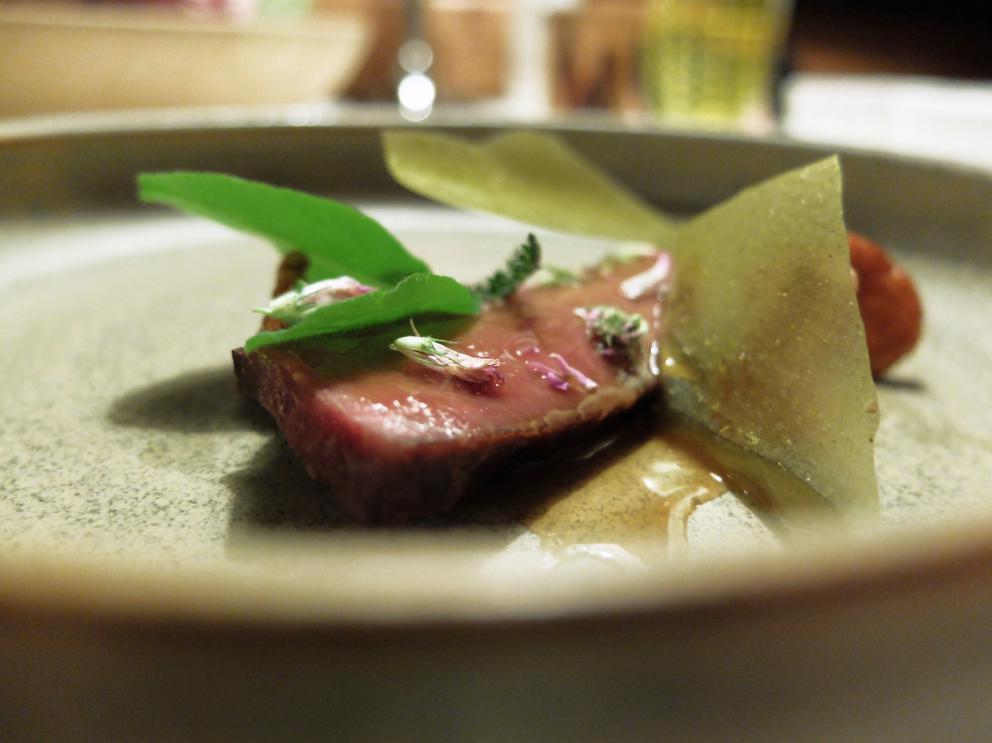 Galleria fotografica






La nostra cena a El Molin, negli scatti di Tanio Liotta. Intanto lo chef Alessandro Gilmozzi...









S'inizia con gli appetizer: Cialda di cioccolato bianco, mandorle, frutti rossi e ostrica









Cialda di pasta, capasanta, aceto, rosmarino e pesca









Crosta di pane cotta al vapore, caviale di salmerino, burro di malga. Gli appetizer sono accompagnati da una tisana dolomitica aromatizzata ai funghi porcini









Zabaione freddo al fieno, patate, cialda al crescione. In accompagnamento, ginger ale & sambuca









Crudité di cervo, pistacchi di Bronte, riccio di mare, olio di cardo









Quattro piatti denominati Miniature Wild. Il primo: Vele di Marzemino con pesto e germogli di pino, servite sulla pigna









Miniature Wild 2: Zigher aromatizzato al lichene e aceto di pino. «Lo Zigher è un formaggio delle Dolomiti. Lo faccio fare da un casaro e poi lo affino con il lichene di pino»









Miniature Wild 3: Cialda di mela e sedano, riduzione di aringa









Miniature Wild 4: Insalata di 20 erbe, fiori e germogli, con gelato di sarde di lago e pane, mousse di crescione, sfere di zucchero e olio









L'uovo delle Dolomiti: uovo su crema di piantaggine, betulla, betulla candita, lichene bianco, riduzione di porcini









Un piatto storico, Salmerino marinato ai lamponi, acqua distillata di lamponi, gelato di aglio selvatico, germogli e pesto









Pesce carpione con fiori di malva e calendula. «Il pesce carpione (la cui marinatura tradizionale dà il nome al carpione stesso, ndr) era scomparso, ora l'abbiamo recuperato con la Fondazione Mach»









Riso al Gilbach Gin: è un Acquerello 7 anni alla parmigiana, aromatizzato al ginepro, prugnole selvatiche, emulsione di olio, polline, edera e gin passato all'azoto liquido. Squisito









Il Valentino Felicetti, burro di malga, taleggio di capra, polvere di rapa rossa e di betulla. Altro piatto storico e delizioso









Crudità di temolo, betulla, acetosella. Bello e buono









Un altro classico: Tinca di lago, timo, felce dolce e croccanti di pasta. La tinca è marinata nel Tanqueray









Tradizioni di caccia: cuore di cervo disidratato, crema di patata rossa, acetosella, gelato all'aglio nero. Piatto affascinante del quale abbiamo già parlato qui






