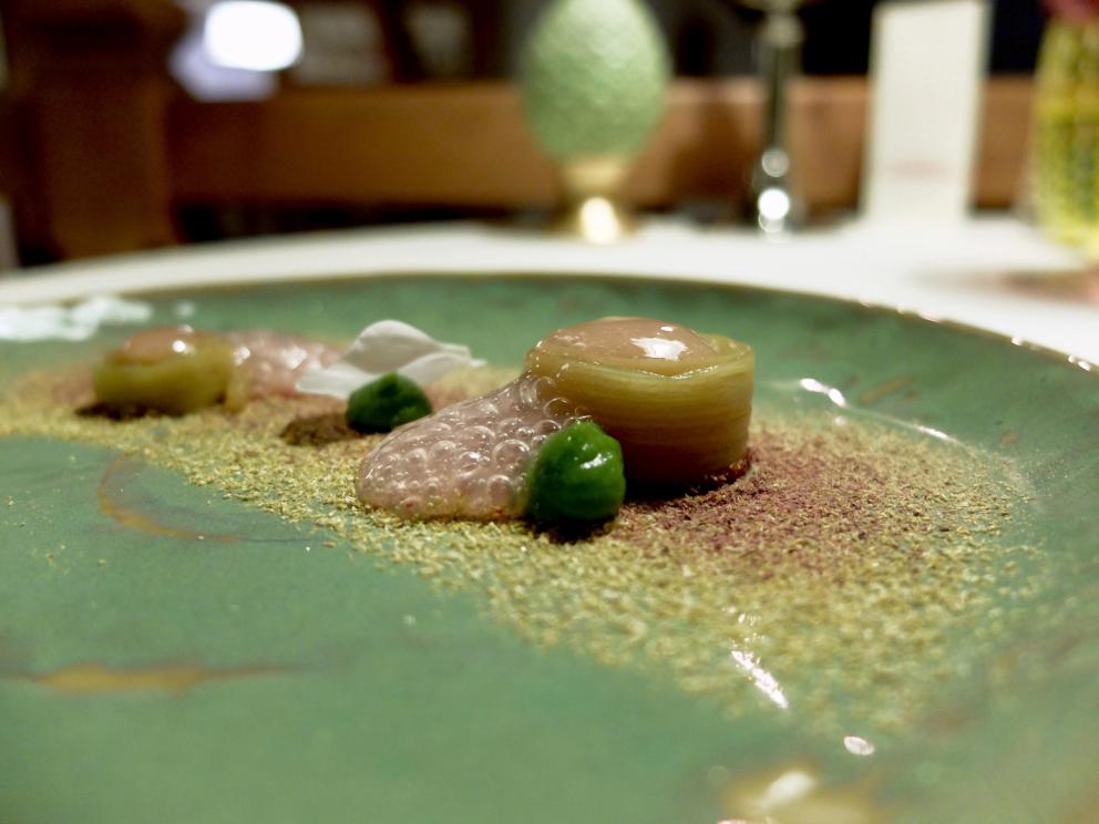 Galleria fotografica






La nostra cena a El Molin, negli scatti di Tanio Liotta. Intanto lo chef Alessandro Gilmozzi...









S'inizia con gli appetizer: Cialda di cioccolato bianco, mandorle, frutti rossi e ostrica









Cialda di pasta, capasanta, aceto, rosmarino e pesca









Crosta di pane cotta al vapore, caviale di salmerino, burro di malga. Gli appetizer sono accompagnati da una tisana dolomitica aromatizzata ai funghi porcini









Zabaione freddo al fieno, patate, cialda al crescione. In accompagnamento, ginger ale & sambuca









Crudité di cervo, pistacchi di Bronte, riccio di mare, olio di cardo









Quattro piatti denominati Miniature Wild. Il primo: Vele di Marzemino con pesto e germogli di pino, servite sulla pigna









Miniature Wild 2: Zigher aromatizzato al lichene e aceto di pino. «Lo Zigher è un formaggio delle Dolomiti. Lo faccio fare da un casaro e poi lo affino con il lichene di pino»









Miniature Wild 3: Cialda di mela e sedano, riduzione di aringa









Miniature Wild 4: Insalata di 20 erbe, fiori e germogli, con gelato di sarde di lago e pane, mousse di crescione, sfere di zucchero e olio









L'uovo delle Dolomiti: uovo su crema di piantaggine, betulla, betulla candita, lichene bianco, riduzione di porcini









Un piatto storico, Salmerino marinato ai lamponi, acqua distillata di lamponi, gelato di aglio selvatico, germogli e pesto









Pesce carpione con fiori di malva e calendula. «Il pesce carpione (la cui marinatura tradizionale dà il nome al carpione stesso, ndr) era scomparso, ora l'abbiamo recuperato con la Fondazione Mach»









Riso al Gilbach Gin: è un Acquerello 7 anni alla parmigiana, aromatizzato al ginepro, prugnole selvatiche, emulsione di olio, polline, edera e gin passato all'azoto liquido. Squisito









Il Valentino Felicetti, burro di malga, taleggio di capra, polvere di rapa rossa e di betulla. Altro piatto storico e delizioso









Crudità di temolo, betulla, acetosella. Bello e buono









Un altro classico: Tinca di lago, timo, felce dolce e croccanti di pasta. La tinca è marinata nel Tanqueray









Tradizioni di caccia: cuore di cervo disidratato, crema di patata rossa, acetosella, gelato all'aglio nero. Piatto affascinante del quale abbiamo già parlato qui









Reale di Grigio alpina scottata, porro in acqua di lampone, funghi, trifoglio dei prati e achillea. La razza Grigio alpina è «un bovino locale... a km 1,5! La lavoriamo come fosse uno speck, poi la scottiamo e la cuociamo a bassa temperatura»






