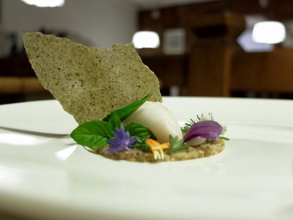 Galleria fotografica






La nostra cena a El Molin, negli scatti di Tanio Liotta. Intanto lo chef Alessandro Gilmozzi...









S'inizia con gli appetizer: Cialda di cioccolato bianco, mandorle, frutti rossi e ostrica









Cialda di pasta, capasanta, aceto, rosmarino e pesca









Crosta di pane cotta al vapore, caviale di salmerino, burro di malga. Gli appetizer sono accompagnati da una tisana dolomitica aromatizzata ai funghi porcini









Zabaione freddo al fieno, patate, cialda al crescione. In accompagnamento, ginger ale & sambuca









Crudité di cervo, pistacchi di Bronte, riccio di mare, olio di cardo









Quattro piatti denominati Miniature Wild. Il primo: Vele di Marzemino con pesto e germogli di pino, servite sulla pigna









Miniature Wild 2: Zigher aromatizzato al lichene e aceto di pino. «Lo Zigher è un formaggio delle Dolomiti. Lo faccio fare da un casaro e poi lo affino con il lichene di pino»









Miniature Wild 3: Cialda di mela e sedano, riduzione di aringa









Miniature Wild 4: Insalata di 20 erbe, fiori e germogli, con gelato di sarde di lago e pane, mousse di crescione, sfere di zucchero e olio









L'uovo delle Dolomiti: uovo su crema di piantaggine, betulla, betulla candita, lichene bianco, riduzione di porcini









Un piatto storico, Salmerino marinato ai lamponi, acqua distillata di lamponi, gelato di aglio selvatico, germogli e pesto









Pesce carpione con fiori di malva e calendula. «Il pesce carpione (la cui marinatura tradizionale dà il nome al carpione stesso, ndr) era scomparso, ora l'abbiamo recuperato con la Fondazione Mach»









Riso al Gilbach Gin: è un Acquerello 7 anni alla parmigiana, aromatizzato al ginepro, prugnole selvatiche, emulsione di olio, polline, edera e gin passato all'azoto liquido. Squisito









Il Valentino Felicetti, burro di malga, taleggio di capra, polvere di rapa rossa e di betulla. Altro piatto storico e delizioso









Crudità di temolo, betulla, acetosella. Bello e buono









Un altro classico: Tinca di lago, timo, felce dolce e croccanti di pasta. La tinca è marinata nel Tanqueray









Tradizioni di caccia: cuore di cervo disidratato, crema di patata rossa, acetosella, gelato all'aglio nero. Piatto affascinante del quale abbiamo già parlato qui









Reale di Grigio alpina scottata, porro in acqua di lampone, funghi, trifoglio dei prati e achillea. La razza Grigio alpina è «un bovino locale... a km 1,5! La lavoriamo come fosse uno speck, poi la scottiamo e la cuociamo a bassa temperatura»









Rabarbaro e camomilla. Varie sensazioni di rabarbaro (candito, in spuma, in polvere), poi polvere di camomilla e piselli canditi






