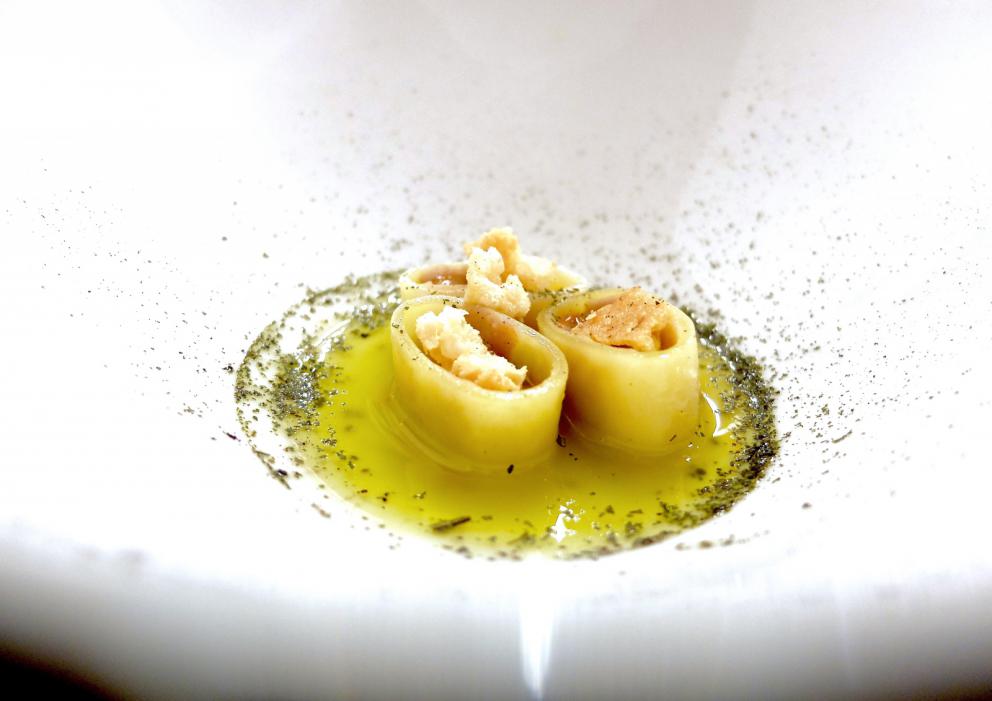 Galleria fotografica






Grande cena da Cristiano Tomei, fotogallery di Tanio Liotta. Si inizia con un'ostrica di La Spezia su letto di alga wakame scaldata dalla cenere («Mi ricorda il profumo della mia terra»), maionese, extravergine e acetosella









Sparnocchi («Li abbiamo presi a Viareggio che erano vivi») al naturale, limone fritto, granita di spremuta delle teste degli sparnocchi stessi passate al torchio, birra lambic. Grandissimo piatto, «e poi poco da dire: sui frutti di mare il limone ci sta bene». (Lui però lo frigge)









Calamarata, ma fatta proprio di calamari, veloce marinatura, 10 secondi nella vodka, poi i loro fegatini, una salsa di calamari, foglie di sedano e limone candito









Il carciofo viene messo sotto sale e poi scottato con olio d'aringa, poi burro d'arachidi, cedro candito a freddo. «Tutti guardano a Oriente, io ho guardato agli Usa». Ma il burro d'arachidi lo produce in proprio, come dio comanda









Raviolo olio, parmigiano, seppioline, polvere di cavolo nero









Altra pasta ripiena: questa volta di parmigiano 120 mesi, olio di elicriso e pinoli. Bomba gustativa









Una minestra di riso ottenuta con gli scarti della cucina: ossa e nervature della carne, semi di pomodori, carote eccetera. Si filtra tutto, vi si cuoce il riso, si manteca con gelato al sigaro toscano, ricci di mare e polveri delle stesse verdure bruciate









Cappelletti ripieni di zucca rimasta due settimane nel miso «che la cuoce». Il brodo amaro è fatto con limone, ginger, tarassaco e rafano, lasciati infondere una notte a freddo e poi bolliti









Triglia di scoglio, estratto di rosmarino, barba di prete






