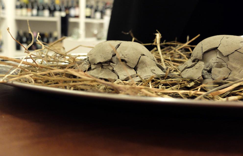 Galleria fotografica






Grande cena da Cristiano Tomei, fotogallery di Tanio Liotta. Si inizia con un'ostrica di La Spezia su letto di alga wakame scaldata dalla cenere («Mi ricorda il profumo della mia terra»), maionese, extravergine e acetosella









Sparnocchi («Li abbiamo presi a Viareggio che erano vivi») al naturale, limone fritto, granita di spremuta delle teste degli sparnocchi stessi passate al torchio, birra lambic. Grandissimo piatto, «e poi poco da dire: sui frutti di mare il limone ci sta bene». (Lui però lo frigge)









Calamarata, ma fatta proprio di calamari, veloce marinatura, 10 secondi nella vodka, poi i loro fegatini, una salsa di calamari, foglie di sedano e limone candito









Il carciofo viene messo sotto sale e poi scottato con olio d'aringa, poi burro d'arachidi, cedro candito a freddo. «Tutti guardano a Oriente, io ho guardato agli Usa». Ma il burro d'arachidi lo produce in proprio, come dio comanda









Raviolo olio, parmigiano, seppioline, polvere di cavolo nero









Altra pasta ripiena: questa volta di parmigiano 120 mesi, olio di elicriso e pinoli. Bomba gustativa









Una minestra di riso ottenuta con gli scarti della cucina: ossa e nervature della carne, semi di pomodori, carote eccetera. Si filtra tutto, vi si cuoce il riso, si manteca con gelato al sigaro toscano, ricci di mare e polveri delle stesse verdure bruciate









Cappelletti ripieni di zucca rimasta due settimane nel miso «che la cuoce». Il brodo amaro è fatto con limone, ginger, tarassaco e rafano, lasciati infondere una notte a freddo e poi bolliti









Triglia di scoglio, estratto di rosmarino, barba di prete









I paccheri Felicetti racchiudono delle croste di parmigiano e ricci di mare, il brodo è ottenuto infondendo a freddo per tre giorni gli scarti di verdura, vi si cuoce la stessa pasta






