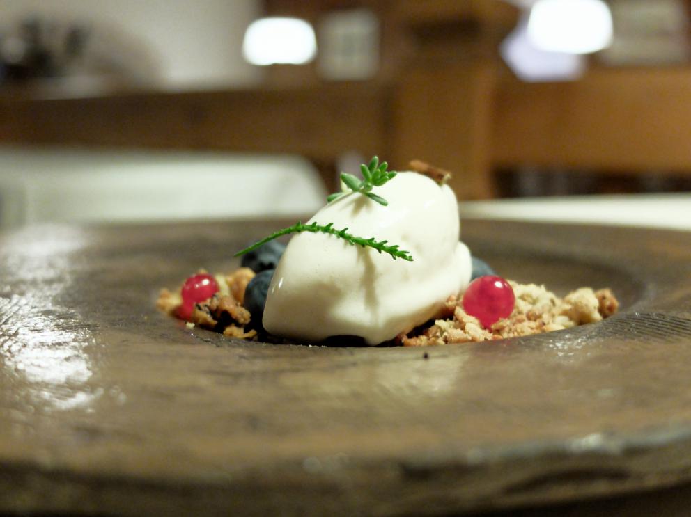Galleria fotografica






La nostra cena a El Molin, negli scatti di Tanio Liotta. Intanto lo chef Alessandro Gilmozzi...









S'inizia con gli appetizer: Cialda di cioccolato bianco, mandorle, frutti rossi e ostrica









Cialda di pasta, capasanta, aceto, rosmarino e pesca









Crosta di pane cotta al vapore, caviale di salmerino, burro di malga. Gli appetizer sono accompagnati da una tisana dolomitica aromatizzata ai funghi porcini









Zabaione freddo al fieno, patate, cialda al crescione. In accompagnamento, ginger ale & sambuca









Crudité di cervo, pistacchi di Bronte, riccio di mare, olio di cardo









Quattro piatti denominati Miniature Wild. Il primo: Vele di Marzemino con pesto e germogli di pino, servite sulla pigna









Miniature Wild 2: Zigher aromatizzato al lichene e aceto di pino. «Lo Zigher è un formaggio delle Dolomiti. Lo faccio fare da un casaro e poi lo affino con il lichene di pino»









Miniature Wild 3: Cialda di mela e sedano, riduzione di aringa









Miniature Wild 4: Insalata di 20 erbe, fiori e germogli, con gelato di sarde di lago e pane, mousse di crescione, sfere di zucchero e olio









L'uovo delle Dolomiti: uovo su crema di piantaggine, betulla, betulla candita, lichene bianco, riduzione di porcini









Un piatto storico, Salmerino marinato ai lamponi, acqua distillata di lamponi, gelato di aglio selvatico, germogli e pesto









Pesce carpione con fiori di malva e calendula. «Il pesce carpione (la cui marinatura tradizionale dà il nome al carpione stesso, ndr) era scomparso, ora l'abbiamo recuperato con la Fondazione Mach»









Riso al Gilbach Gin: è un Acquerello 7 anni alla parmigiana, aromatizzato al ginepro, prugnole selvatiche, emulsione di olio, polline, edera e gin passato all'azoto liquido. Squisito









Il Valentino Felicetti, burro di malga, taleggio di capra, polvere di rapa rossa e di betulla. Altro piatto storico e delizioso









Crudità di temolo, betulla, acetosella. Bello e buono









Un altro classico: Tinca di lago, timo, felce dolce e croccanti di pasta. La tinca è marinata nel Tanqueray









Tradizioni di caccia: cuore di cervo disidratato, crema di patata rossa, acetosella, gelato all'aglio nero. Piatto affascinante del quale abbiamo già parlato qui









Reale di Grigio alpina scottata, porro in acqua di lampone, funghi, trifoglio dei prati e achillea. La razza Grigio alpina è «un bovino locale... a km 1,5! La lavoriamo come fosse uno speck, poi la scottiamo e la cuociamo a bassa temperatura»









Rabarbaro e camomilla. Varie sensazioni di rabarbaro (candito, in spuma, in polvere), poi polvere di camomilla e piselli canditi









Il Fiore mieloso (sulla base di una tisana: gelata, candita e biscottata). Per il gelato lo chef utilizza il gambo della stella alpina, che coltiva appositamente (è proibito coglierla in natura)






