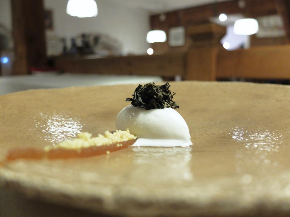 Galleria fotografica






La nostra cena a El Molin, negli scatti di Tanio Liotta. Intanto lo chef Alessandro Gilmozzi...









S'inizia con gli appetizer: Cialda di cioccolato bianco, mandorle, frutti rossi e ostrica









Cialda di pasta, capasanta, aceto, rosmarino e pesca









Crosta di pane cotta al vapore, caviale di salmerino, burro di malga. Gli appetizer sono accompagnati da una tisana dolomitica aromatizzata ai funghi porcini









Zabaione freddo al fieno, patate, cialda al crescione. In accompagnamento, ginger ale & sambuca









Crudité di cervo, pistacchi di Bronte, riccio di mare, olio di cardo









Quattro piatti denominati Miniature Wild. Il primo: Vele di Marzemino con pesto e germogli di pino, servite sulla pigna









Miniature Wild 2: Zigher aromatizzato al lichene e aceto di pino. «Lo Zigher è un formaggio delle Dolomiti. Lo faccio fare da un casaro e poi lo affino con il lichene di pino»









Miniature Wild 3: Cialda di mela e sedano, riduzione di aringa









Miniature Wild 4: Insalata di 20 erbe, fiori e germogli, con gelato di sarde di lago e pane, mousse di crescione, sfere di zucchero e olio









L'uovo delle Dolomiti: uovo su crema di piantaggine, betulla, betulla candita, lichene bianco, riduzione di porcini









Un piatto storico, Salmerino marinato ai lamponi, acqua distillata di lamponi, gelato di aglio selvatico, germogli e pesto









Pesce carpione con fiori di malva e calendula. «Il pesce carpione (la cui marinatura tradizionale dà il nome al carpione stesso, ndr) era scomparso, ora l'abbiamo recuperato con la Fondazione Mach»









Riso al Gilbach Gin: è un Acquerello 7 anni alla parmigiana, aromatizzato al ginepro, prugnole selvatiche, emulsione di olio, polline, edera e gin passato all'azoto liquido. Squisito









Il Valentino Felicetti, burro di malga, taleggio di capra, polvere di rapa rossa e di betulla. Altro piatto storico e delizioso









Crudità di temolo, betulla, acetosella. Bello e buono









Un altro classico: Tinca di lago, timo, felce dolce e croccanti di pasta. La tinca è marinata nel Tanqueray









Tradizioni di caccia: cuore di cervo disidratato, crema di patata rossa, acetosella, gelato all'aglio nero. Piatto affascinante del quale abbiamo già parlato qui









Reale di Grigio alpina scottata, porro in acqua di lampone, funghi, trifoglio dei prati e achillea. La razza Grigio alpina è «un bovino locale... a km 1,5! La lavoriamo come fosse uno speck, poi la scottiamo e la cuociamo a bassa temperatura»









Rabarbaro e camomilla. Varie sensazioni di rabarbaro (candito, in spuma, in polvere), poi polvere di camomilla e piselli canditi









Il Fiore mieloso (sulla base di una tisana: gelata, candita e biscottata). Per il gelato lo chef utilizza il gambo della stella alpina, che coltiva appositamente (è proibito coglierla in natura)









Icy corteccia: gelato alla corteccia, crumble ai profumi di sottobosco. Grandissimo dessert, il gelato è a base crema, poi aromatizzato con un'estrazione di resina ottenuta tostando ad alta temperatura la corteccia






