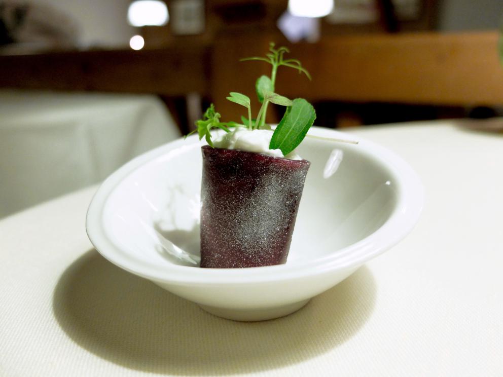 Galleria fotografica






La nostra cena a El Molin, negli scatti di Tanio Liotta. Intanto lo chef Alessandro Gilmozzi...









S'inizia con gli appetizer: Cialda di cioccolato bianco, mandorle, frutti rossi e ostrica









Cialda di pasta, capasanta, aceto, rosmarino e pesca









Crosta di pane cotta al vapore, caviale di salmerino, burro di malga. Gli appetizer sono accompagnati da una tisana dolomitica aromatizzata ai funghi porcini









Zabaione freddo al fieno, patate, cialda al crescione. In accompagnamento, ginger ale & sambuca









Crudité di cervo, pistacchi di Bronte, riccio di mare, olio di cardo









Quattro piatti denominati Miniature Wild. Il primo: Vele di Marzemino con pesto e germogli di pino, servite sulla pigna









Miniature Wild 2: Zigher aromatizzato al lichene e aceto di pino. «Lo Zigher è un formaggio delle Dolomiti. Lo faccio fare da un casaro e poi lo affino con il lichene di pino»









Miniature Wild 3: Cialda di mela e sedano, riduzione di aringa









Miniature Wild 4: Insalata di 20 erbe, fiori e germogli, con gelato di sarde di lago e pane, mousse di crescione, sfere di zucchero e olio









L'uovo delle Dolomiti: uovo su crema di piantaggine, betulla, betulla candita, lichene bianco, riduzione di porcini









Un piatto storico, Salmerino marinato ai lamponi, acqua distillata di lamponi, gelato di aglio selvatico, germogli e pesto









Pesce carpione con fiori di malva e calendula. «Il pesce carpione (la cui marinatura tradizionale dà il nome al carpione stesso, ndr) era scomparso, ora l'abbiamo recuperato con la Fondazione Mach»









Riso al Gilbach Gin: è un Acquerello 7 anni alla parmigiana, aromatizzato al ginepro, prugnole selvatiche, emulsione di olio, polline, edera e gin passato all'azoto liquido. Squisito









Il Valentino Felicetti, burro di malga, taleggio di capra, polvere di rapa rossa e di betulla. Altro piatto storico e delizioso









Crudità di temolo, betulla, acetosella. Bello e buono









Un altro classico: Tinca di lago, timo, felce dolce e croccanti di pasta. La tinca è marinata nel Tanqueray









Tradizioni di caccia: cuore di cervo disidratato, crema di patata rossa, acetosella, gelato all'aglio nero. Piatto affascinante del quale abbiamo già parlato qui









Reale di Grigio alpina scottata, porro in acqua di lampone, funghi, trifoglio dei prati e achillea. La razza Grigio alpina è «un bovino locale... a km 1,5! La lavoriamo come fosse uno speck, poi la scottiamo e la cuociamo a bassa temperatura»









Rabarbaro e camomilla. Varie sensazioni di rabarbaro (candito, in spuma, in polvere), poi polvere di camomilla e piselli canditi









Il Fiore mieloso (sulla base di una tisana: gelata, candita e biscottata). Per il gelato lo chef utilizza il gambo della stella alpina, che coltiva appositamente (è proibito coglierla in natura)









Icy corteccia: gelato alla corteccia, crumble ai profumi di sottobosco. Grandissimo dessert, il gelato è a base crema, poi aromatizzato con un'estrazione di resina ottenuta tostando ad alta temperatura la corteccia









Border-line (dolce a base di resine, un gelato, un croccante, una crema): gelato alla resina, gel di topinambur, lichene bianco seccato e candito, «mi sono ispirato a quando andavo a raccogliere la resina con mio nonno»






