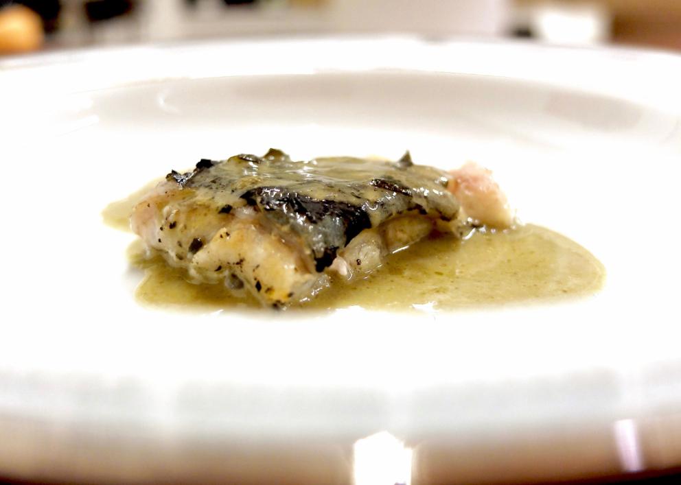 Galleria fotografica






Grande cena da Cristiano Tomei, fotogallery di Tanio Liotta. Si inizia con un'ostrica di La Spezia su letto di alga wakame scaldata dalla cenere («Mi ricorda il profumo della mia terra»), maionese, extravergine e acetosella









Sparnocchi («Li abbiamo presi a Viareggio che erano vivi») al naturale, limone fritto, granita di spremuta delle teste degli sparnocchi stessi passate al torchio, birra lambic. Grandissimo piatto, «e poi poco da dire: sui frutti di mare il limone ci sta bene». (Lui però lo frigge)









Calamarata, ma fatta proprio di calamari, veloce marinatura, 10 secondi nella vodka, poi i loro fegatini, una salsa di calamari, foglie di sedano e limone candito









Il carciofo viene messo sotto sale e poi scottato con olio d'aringa, poi burro d'arachidi, cedro candito a freddo. «Tutti guardano a Oriente, io ho guardato agli Usa». Ma il burro d'arachidi lo produce in proprio, come dio comanda









Raviolo olio, parmigiano, seppioline, polvere di cavolo nero









Altra pasta ripiena: questa volta di parmigiano 120 mesi, olio di elicriso e pinoli. Bomba gustativa









Una minestra di riso ottenuta con gli scarti della cucina: ossa e nervature della carne, semi di pomodori, carote eccetera. Si filtra tutto, vi si cuoce il riso, si manteca con gelato al sigaro toscano, ricci di mare e polveri delle stesse verdure bruciate









Cappelletti ripieni di zucca rimasta due settimane nel miso «che la cuoce». Il brodo amaro è fatto con limone, ginger, tarassaco e rafano, lasciati infondere una notte a freddo e poi bolliti









Triglia di scoglio, estratto di rosmarino, barba di prete









I paccheri Felicetti racchiudono delle croste di parmigiano e ricci di mare, il brodo è ottenuto infondendo a freddo per tre giorni gli scarti di verdura, vi si cuoce la stessa pasta









La crosta di creta...






