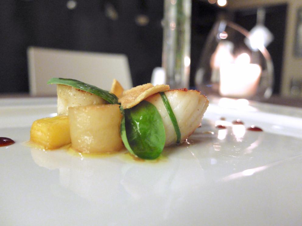 Galleria fotograficaNido di patate e uovo di quaglia al vapore, con riduzione di curry, latte di cocco e acqua di pomodoro
Raviolo in coppia cottura (effetto cruncy alla base) con lonza, frittata di uova ed&nbsp;erba cipollina cinese jiu cai (Allium tuberosum)
Garza di farina croccante, crema di avocado, mango, anatra, polvere di passion fruit, cannella, anice stellato e peperoncino
Raviolo di pasta di zucca e grano duro con shiitake, tofu affumicato, bamb&ugrave; essiccato, sesamo e carote
Il raviolo di gamberi &egrave; un classico della cucina cinese, &laquo;spesso &egrave; di produzione industriale, cos&igrave; noi per distinguerci intanto gli cambiamo la forma e poi lo realizziamo con una doppia sfoglia che deve quindi essere sottilissima&raquo;, fatta con amido di frumento. Il ripieno &egrave; di gamberi, acqua di zenzero e cipollotto. Sullo sfondo, il raviolo tondo &egrave; il Bung fritto di anatra disidratata con pepe di Sichuan e zenzero
La parte croccante &egrave; ottenuta dalla reazione tra amido e purea di patate cinesi, col burro; sopra una crema di mela aromatizzata al limone per dare acidit&agrave;, il ripieno &egrave; di funghi champignons tritati e rosolati con alloro, vino di riso e scalogno
Tris: in primo piano il Cannellone con gambero impanato; dietro uno Shao Mai con capesante,&nbsp;gamberi e wasabi; in fondo uno&nbsp;Shao Long Bao in brodo di granchio e carne
