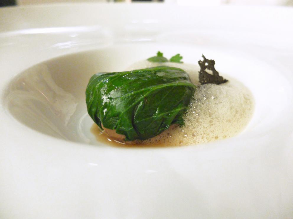 Galleria fotograficaNido di patate e uovo di quaglia al vapore, con riduzione di curry, latte di cocco e acqua di pomodoro
Raviolo in coppia cottura (effetto cruncy alla base) con lonza, frittata di uova ed&nbsp;erba cipollina cinese jiu cai (Allium tuberosum)
Garza di farina croccante, crema di avocado, mango, anatra, polvere di passion fruit, cannella, anice stellato e peperoncino
Raviolo di pasta di zucca e grano duro con shiitake, tofu affumicato, bamb&ugrave; essiccato, sesamo e carote
Il raviolo di gamberi &egrave; un classico della cucina cinese, &laquo;spesso &egrave; di produzione industriale, cos&igrave; noi per distinguerci intanto gli cambiamo la forma e poi lo realizziamo con una doppia sfoglia che deve quindi essere sottilissima&raquo;, fatta con amido di frumento. Il ripieno &egrave; di gamberi, acqua di zenzero e cipollotto. Sullo sfondo, il raviolo tondo &egrave; il Bung fritto di anatra disidratata con pepe di Sichuan e zenzero
La parte croccante &egrave; ottenuta dalla reazione tra amido e purea di patate cinesi, col burro; sopra una crema di mela aromatizzata al limone per dare acidit&agrave;, il ripieno &egrave; di funghi champignons tritati e rosolati con alloro, vino di riso e scalogno
Tris: in primo piano il Cannellone con gambero impanato; dietro uno Shao Mai con capesante,&nbsp;gamberi e wasabi; in fondo uno&nbsp;Shao Long Bao in brodo di granchio e carne
Capesante, foglie di spinacino, mango del Vietnam, pera cinese cotta con limone e miele e condita con salsa di soia, limone e olio extravergine, poi c'&egrave; il pane cinese cotto al vapore, passato alla salamandra e tagliato con l'affettatrice, per dare una nota croccante
