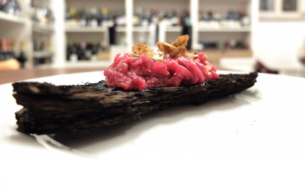 Galleria fotografica






Grande cena da Cristiano Tomei, fotogallery di Tanio Liotta. Si inizia con un'ostrica di La Spezia su letto di alga wakame scaldata dalla cenere («Mi ricorda il profumo della mia terra»), maionese, extravergine e acetosella









Sparnocchi («Li abbiamo presi a Viareggio che erano vivi») al naturale, limone fritto, granita di spremuta delle teste degli sparnocchi stessi passate al torchio, birra lambic. Grandissimo piatto, «e poi poco da dire: sui frutti di mare il limone ci sta bene». (Lui però lo frigge)









Calamarata, ma fatta proprio di calamari, veloce marinatura, 10 secondi nella vodka, poi i loro fegatini, una salsa di calamari, foglie di sedano e limone candito









Il carciofo viene messo sotto sale e poi scottato con olio d'aringa, poi burro d'arachidi, cedro candito a freddo. «Tutti guardano a Oriente, io ho guardato agli Usa». Ma il burro d'arachidi lo produce in proprio, come dio comanda









Raviolo olio, parmigiano, seppioline, polvere di cavolo nero









Altra pasta ripiena: questa volta di parmigiano 120 mesi, olio di elicriso e pinoli. Bomba gustativa









Una minestra di riso ottenuta con gli scarti della cucina: ossa e nervature della carne, semi di pomodori, carote eccetera. Si filtra tutto, vi si cuoce il riso, si manteca con gelato al sigaro toscano, ricci di mare e polveri delle stesse verdure bruciate









Cappelletti ripieni di zucca rimasta due settimane nel miso «che la cuoce». Il brodo amaro è fatto con limone, ginger, tarassaco e rafano, lasciati infondere una notte a freddo e poi bolliti









Triglia di scoglio, estratto di rosmarino, barba di prete









I paccheri Felicetti racchiudono delle croste di parmigiano e ricci di mare, il brodo è ottenuto infondendo a freddo per tre giorni gli scarti di verdura, vi si cuoce la stessa pasta









La crosta di creta...









...cuoce un'anguilla aromatizzata con cedro, tabacco e alghe, poi estratto di ginepro, burro e acciughe









Felafel di lenticchie e cotechino, salsa al lambrusco e mostarda di buccia di limone: l'Emilia incontra il Medio Oriente






