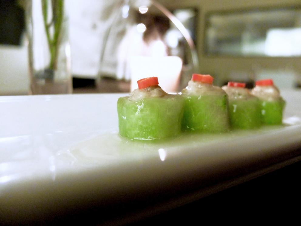 Galleria fotograficaNido di patate e uovo di quaglia al vapore, con riduzione di curry, latte di cocco e acqua di pomodoro
Raviolo in coppia cottura (effetto cruncy alla base) con lonza, frittata di uova ed&nbsp;erba cipollina cinese jiu cai (Allium tuberosum)
Garza di farina croccante, crema di avocado, mango, anatra, polvere di passion fruit, cannella, anice stellato e peperoncino
Raviolo di pasta di zucca e grano duro con shiitake, tofu affumicato, bamb&ugrave; essiccato, sesamo e carote
Il raviolo di gamberi &egrave; un classico della cucina cinese, &laquo;spesso &egrave; di produzione industriale, cos&igrave; noi per distinguerci intanto gli cambiamo la forma e poi lo realizziamo con una doppia sfoglia che deve quindi essere sottilissima&raquo;, fatta con amido di frumento. Il ripieno &egrave; di gamberi, acqua di zenzero e cipollotto. Sullo sfondo, il raviolo tondo &egrave; il Bung fritto di anatra disidratata con pepe di Sichuan e zenzero
La parte croccante &egrave; ottenuta dalla reazione tra amido e purea di patate cinesi, col burro; sopra una crema di mela aromatizzata al limone per dare acidit&agrave;, il ripieno &egrave; di funghi champignons tritati e rosolati con alloro, vino di riso e scalogno
Tris: in primo piano il Cannellone con gambero impanato; dietro uno Shao Mai con capesante,&nbsp;gamberi e wasabi; in fondo uno&nbsp;Shao Long Bao in brodo di granchio e carne
Capesante, foglie di spinacino, mango del Vietnam, pera cinese cotta con limone e miele e condita con salsa di soia, limone e olio extravergine, poi c'&egrave; il pane cinese cotto al vapore, passato alla salamandra e tagliato con l'affettatrice, per dare una nota croccante
Uovo infuso nel t&egrave;, piatto davvero complesso e tecnico: l'uovo sodo viene infuso per due ore in un liquido aromatizzato con t&egrave; verde, soia, alloro, vino di riso e anice stellato, poi affumicato bruciando (ma togliendo l'aria) riso, zucchero e foglie di t&egrave; verde, quindi racchiuso in foglie morbide di pak choi e accompagnato con un'aria dello stesso infuso. &laquo;A Pechino cuociono l'uovo in questa soluzione anche per due giorni, noi no perch&eacute; risulterebbe troppo asciutto&raquo;
