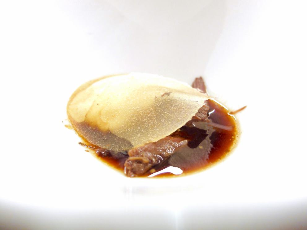 Galleria fotografica






Grande cena da Cristiano Tomei, fotogallery di Tanio Liotta. Si inizia con un'ostrica di La Spezia su letto di alga wakame scaldata dalla cenere («Mi ricorda il profumo della mia terra»), maionese, extravergine e acetosella









Sparnocchi («Li abbiamo presi a Viareggio che erano vivi») al naturale, limone fritto, granita di spremuta delle teste degli sparnocchi stessi passate al torchio, birra lambic. Grandissimo piatto, «e poi poco da dire: sui frutti di mare il limone ci sta bene». (Lui però lo frigge)









Calamarata, ma fatta proprio di calamari, veloce marinatura, 10 secondi nella vodka, poi i loro fegatini, una salsa di calamari, foglie di sedano e limone candito









Il carciofo viene messo sotto sale e poi scottato con olio d'aringa, poi burro d'arachidi, cedro candito a freddo. «Tutti guardano a Oriente, io ho guardato agli Usa». Ma il burro d'arachidi lo produce in proprio, come dio comanda









Raviolo olio, parmigiano, seppioline, polvere di cavolo nero









Altra pasta ripiena: questa volta di parmigiano 120 mesi, olio di elicriso e pinoli. Bomba gustativa









Una minestra di riso ottenuta con gli scarti della cucina: ossa e nervature della carne, semi di pomodori, carote eccetera. Si filtra tutto, vi si cuoce il riso, si manteca con gelato al sigaro toscano, ricci di mare e polveri delle stesse verdure bruciate









Cappelletti ripieni di zucca rimasta due settimane nel miso «che la cuoce». Il brodo amaro è fatto con limone, ginger, tarassaco e rafano, lasciati infondere una notte a freddo e poi bolliti









Triglia di scoglio, estratto di rosmarino, barba di prete









I paccheri Felicetti racchiudono delle croste di parmigiano e ricci di mare, il brodo è ottenuto infondendo a freddo per tre giorni gli scarti di verdura, vi si cuoce la stessa pasta









La crosta di creta...









...cuoce un'anguilla aromatizzata con cedro, tabacco e alghe, poi estratto di ginepro, burro e acciughe









Felafel di lenticchie e cotechino, salsa al lambrusco e mostarda di buccia di limone: l'Emilia incontra il Medio Oriente









Bistecca primitiva: su una corteccia di pino marittino della carne della Garfagnana battuta grossolanamente è accompagnata da chips di buccia di patata. Classico di Tomei, la corteccia bruciacchiata fa sì che il piatto simuli gli aromi e la succulenza della carne grigliata






