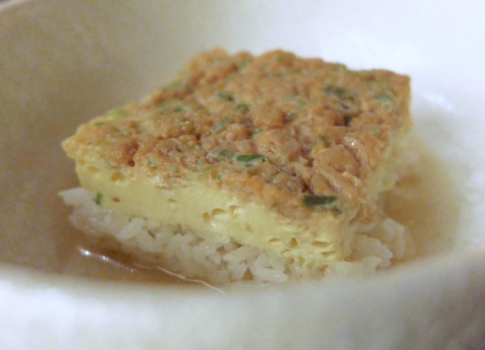 Galleria fotograficaNido di patate e uovo di quaglia al vapore, con riduzione di curry, latte di cocco e acqua di pomodoro
Raviolo in coppia cottura (effetto cruncy alla base) con lonza, frittata di uova ed&nbsp;erba cipollina cinese jiu cai (Allium tuberosum)
Garza di farina croccante, crema di avocado, mango, anatra, polvere di passion fruit, cannella, anice stellato e peperoncino
Raviolo di pasta di zucca e grano duro con shiitake, tofu affumicato, bamb&ugrave; essiccato, sesamo e carote
Il raviolo di gamberi &egrave; un classico della cucina cinese, &laquo;spesso &egrave; di produzione industriale, cos&igrave; noi per distinguerci intanto gli cambiamo la forma e poi lo realizziamo con una doppia sfoglia che deve quindi essere sottilissima&raquo;, fatta con amido di frumento. Il ripieno &egrave; di gamberi, acqua di zenzero e cipollotto. Sullo sfondo, il raviolo tondo &egrave; il Bung fritto di anatra disidratata con pepe di Sichuan e zenzero
La parte croccante &egrave; ottenuta dalla reazione tra amido e purea di patate cinesi, col burro; sopra una crema di mela aromatizzata al limone per dare acidit&agrave;, il ripieno &egrave; di funghi champignons tritati e rosolati con alloro, vino di riso e scalogno
Tris: in primo piano il Cannellone con gambero impanato; dietro uno Shao Mai con capesante,&nbsp;gamberi e wasabi; in fondo uno&nbsp;Shao Long Bao in brodo di granchio e carne
Capesante, foglie di spinacino, mango del Vietnam, pera cinese cotta con limone e miele e condita con salsa di soia, limone e olio extravergine, poi c'&egrave; il pane cinese cotto al vapore, passato alla salamandra e tagliato con l'affettatrice, per dare una nota croccante
Uovo infuso nel t&egrave;, piatto davvero complesso e tecnico: l'uovo sodo viene infuso per due ore in un liquido aromatizzato con t&egrave; verde, soia, alloro, vino di riso e anice stellato, poi affumicato bruciando (ma togliendo l'aria) riso, zucchero e foglie di t&egrave; verde, quindi racchiuso in foglie morbide di pak choi e accompagnato con un'aria dello stesso infuso. &laquo;A Pechino cuociono l'uovo in questa soluzione anche per due giorni, noi no perch&eacute; risulterebbe troppo asciutto&raquo;
Cetriolo karela, funghi shiitake, carne di maiale, gamberi, peperoncino: morbido-croccante-cremoso-dolce-grasso-piccante-umami
