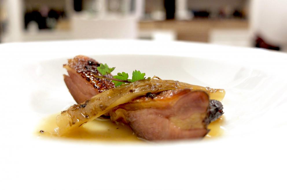 Galleria fotografica






Grande cena da Cristiano Tomei, fotogallery di Tanio Liotta. Si inizia con un'ostrica di La Spezia su letto di alga wakame scaldata dalla cenere («Mi ricorda il profumo della mia terra»), maionese, extravergine e acetosella









Sparnocchi («Li abbiamo presi a Viareggio che erano vivi») al naturale, limone fritto, granita di spremuta delle teste degli sparnocchi stessi passate al torchio, birra lambic. Grandissimo piatto, «e poi poco da dire: sui frutti di mare il limone ci sta bene». (Lui però lo frigge)









Calamarata, ma fatta proprio di calamari, veloce marinatura, 10 secondi nella vodka, poi i loro fegatini, una salsa di calamari, foglie di sedano e limone candito









Il carciofo viene messo sotto sale e poi scottato con olio d'aringa, poi burro d'arachidi, cedro candito a freddo. «Tutti guardano a Oriente, io ho guardato agli Usa». Ma il burro d'arachidi lo produce in proprio, come dio comanda









Raviolo olio, parmigiano, seppioline, polvere di cavolo nero









Altra pasta ripiena: questa volta di parmigiano 120 mesi, olio di elicriso e pinoli. Bomba gustativa









Una minestra di riso ottenuta con gli scarti della cucina: ossa e nervature della carne, semi di pomodori, carote eccetera. Si filtra tutto, vi si cuoce il riso, si manteca con gelato al sigaro toscano, ricci di mare e polveri delle stesse verdure bruciate









Cappelletti ripieni di zucca rimasta due settimane nel miso «che la cuoce». Il brodo amaro è fatto con limone, ginger, tarassaco e rafano, lasciati infondere una notte a freddo e poi bolliti









Triglia di scoglio, estratto di rosmarino, barba di prete









I paccheri Felicetti racchiudono delle croste di parmigiano e ricci di mare, il brodo è ottenuto infondendo a freddo per tre giorni gli scarti di verdura, vi si cuoce la stessa pasta









La crosta di creta...









...cuoce un'anguilla aromatizzata con cedro, tabacco e alghe, poi estratto di ginepro, burro e acciughe









Felafel di lenticchie e cotechino, salsa al lambrusco e mostarda di buccia di limone: l'Emilia incontra il Medio Oriente









Bistecca primitiva: su una corteccia di pino marittino della carne della Garfagnana battuta grossolanamente è accompagnata da chips di buccia di patata. Classico di Tomei, la corteccia bruciacchiata fa sì che il piatto simuli gli aromi e la succulenza della carne grigliata









Il velo di mela cotta quasi nasconde il cinghiale bollito in un brodo con fagioli rossi fermentati, katsuobushi di palamita, saba e senape. Vi si lascia sciogliere del burro acido. Tra cinghiale e velo, anche cipolle biondite e montate a purea






