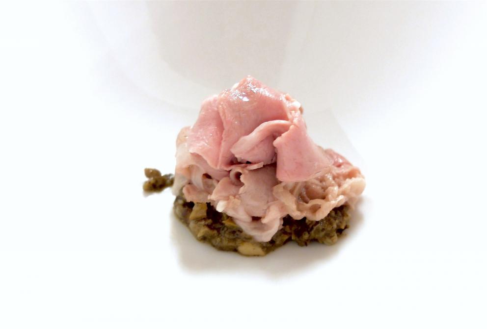 Galleria fotografica






Grande cena da Cristiano Tomei, fotogallery di Tanio Liotta. Si inizia con un'ostrica di La Spezia su letto di alga wakame scaldata dalla cenere («Mi ricorda il profumo della mia terra»), maionese, extravergine e acetosella









Sparnocchi («Li abbiamo presi a Viareggio che erano vivi») al naturale, limone fritto, granita di spremuta delle teste degli sparnocchi stessi passate al torchio, birra lambic. Grandissimo piatto, «e poi poco da dire: sui frutti di mare il limone ci sta bene». (Lui però lo frigge)









Calamarata, ma fatta proprio di calamari, veloce marinatura, 10 secondi nella vodka, poi i loro fegatini, una salsa di calamari, foglie di sedano e limone candito









Il carciofo viene messo sotto sale e poi scottato con olio d'aringa, poi burro d'arachidi, cedro candito a freddo. «Tutti guardano a Oriente, io ho guardato agli Usa». Ma il burro d'arachidi lo produce in proprio, come dio comanda









Raviolo olio, parmigiano, seppioline, polvere di cavolo nero









Altra pasta ripiena: questa volta di parmigiano 120 mesi, olio di elicriso e pinoli. Bomba gustativa









Una minestra di riso ottenuta con gli scarti della cucina: ossa e nervature della carne, semi di pomodori, carote eccetera. Si filtra tutto, vi si cuoce il riso, si manteca con gelato al sigaro toscano, ricci di mare e polveri delle stesse verdure bruciate









Cappelletti ripieni di zucca rimasta due settimane nel miso «che la cuoce». Il brodo amaro è fatto con limone, ginger, tarassaco e rafano, lasciati infondere una notte a freddo e poi bolliti









Triglia di scoglio, estratto di rosmarino, barba di prete









I paccheri Felicetti racchiudono delle croste di parmigiano e ricci di mare, il brodo è ottenuto infondendo a freddo per tre giorni gli scarti di verdura, vi si cuoce la stessa pasta









La crosta di creta...









...cuoce un'anguilla aromatizzata con cedro, tabacco e alghe, poi estratto di ginepro, burro e acciughe









Felafel di lenticchie e cotechino, salsa al lambrusco e mostarda di buccia di limone: l'Emilia incontra il Medio Oriente









Bistecca primitiva: su una corteccia di pino marittino della carne della Garfagnana battuta grossolanamente è accompagnata da chips di buccia di patata. Classico di Tomei, la corteccia bruciacchiata fa sì che il piatto simuli gli aromi e la succulenza della carne grigliata









Il velo di mela cotta quasi nasconde il cinghiale bollito in un brodo con fagioli rossi fermentati, katsuobushi di palamita, saba e senape. Vi si lascia sciogliere del burro acido. Tra cinghiale e velo, anche cipolle biondite e montate a purea









Quasi un'anatra all'arancia: la carne viene cotta come fosse uno spiedino alla brace e poi laccata con una salsa ottenuta con burro, whisky e un po' d'arancia. Infine pimpinella






