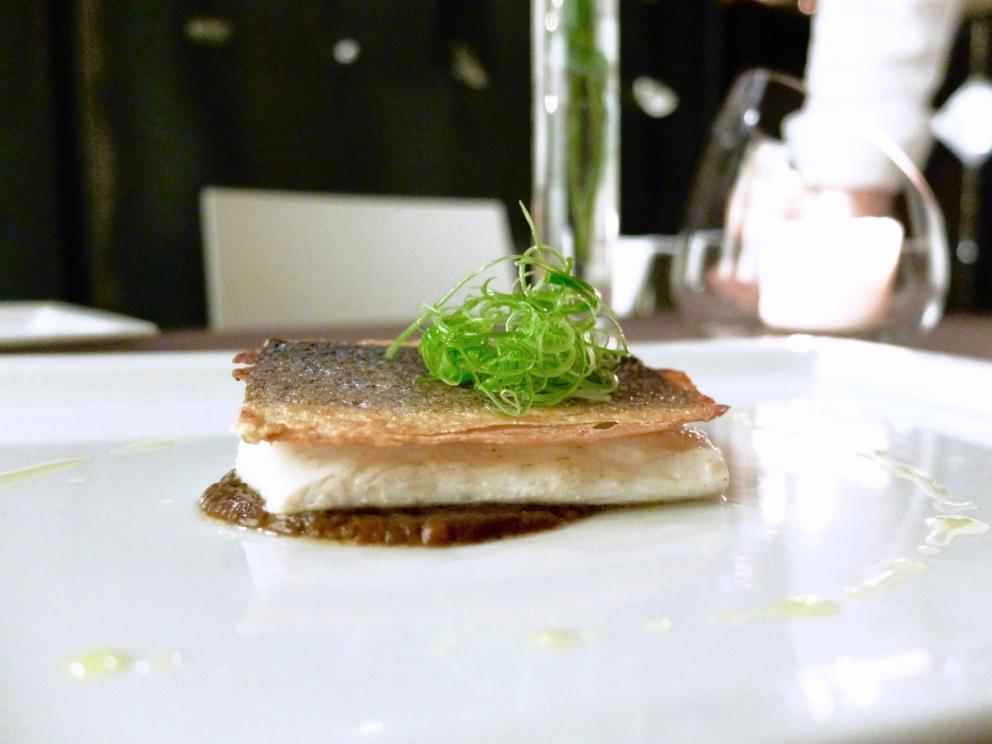 Galleria fotograficaNido di patate e uovo di quaglia al vapore, con riduzione di curry, latte di cocco e acqua di pomodoro
Raviolo in coppia cottura (effetto cruncy alla base) con lonza, frittata di uova ed&nbsp;erba cipollina cinese jiu cai (Allium tuberosum)
Garza di farina croccante, crema di avocado, mango, anatra, polvere di passion fruit, cannella, anice stellato e peperoncino
Raviolo di pasta di zucca e grano duro con shiitake, tofu affumicato, bamb&ugrave; essiccato, sesamo e carote
Il raviolo di gamberi &egrave; un classico della cucina cinese, &laquo;spesso &egrave; di produzione industriale, cos&igrave; noi per distinguerci intanto gli cambiamo la forma e poi lo realizziamo con una doppia sfoglia che deve quindi essere sottilissima&raquo;, fatta con amido di frumento. Il ripieno &egrave; di gamberi, acqua di zenzero e cipollotto. Sullo sfondo, il raviolo tondo &egrave; il Bung fritto di anatra disidratata con pepe di Sichuan e zenzero
La parte croccante &egrave; ottenuta dalla reazione tra amido e purea di patate cinesi, col burro; sopra una crema di mela aromatizzata al limone per dare acidit&agrave;, il ripieno &egrave; di funghi champignons tritati e rosolati con alloro, vino di riso e scalogno
Tris: in primo piano il Cannellone con gambero impanato; dietro uno Shao Mai con capesante,&nbsp;gamberi e wasabi; in fondo uno&nbsp;Shao Long Bao in brodo di granchio e carne
Capesante, foglie di spinacino, mango del Vietnam, pera cinese cotta con limone e miele e condita con salsa di soia, limone e olio extravergine, poi c'&egrave; il pane cinese cotto al vapore, passato alla salamandra e tagliato con l'affettatrice, per dare una nota croccante
Uovo infuso nel t&egrave;, piatto davvero complesso e tecnico: l'uovo sodo viene infuso per due ore in un liquido aromatizzato con t&egrave; verde, soia, alloro, vino di riso e anice stellato, poi affumicato bruciando (ma togliendo l'aria) riso, zucchero e foglie di t&egrave; verde, quindi racchiuso in foglie morbide di pak choi e accompagnato con un'aria dello stesso infuso. &laquo;A Pechino cuociono l'uovo in questa soluzione anche per due giorni, noi no perch&eacute; risulterebbe troppo asciutto&raquo;
Cetriolo karela, funghi shiitake, carne di maiale, gamberi, peperoncino: morbido-croccante-cremoso-dolce-grasso-piccante-umami
Riso basmati, uovo, carne di maiale, gambero essiccato, cipollotto, pak choi, brodi di salsa di ostrica e di maiale: l'uovo sbattuto viene filtrato in acqua e poi cotto al vapore, prende una consistenza quasi gelatinosa &laquo;ma alzando la fiamma si formano anche le bollicine al suo interno&raquo;
Riso con ombrina essiccata. &laquo;Voi usate molto i sottoli e i sottaceti, noi in Cina di pi&ugrave; l'essicazione, il sotto sale e le fermentazioni. A volte danno risultati che risultano poco comprensibili per il&nbsp;palato occidentale&raquo;. In questo caso l'esito &egrave; invece superbo: il riso viene cotto nel fumetto di ombrina, poi il suo filetto a guarnire
Pasta biang biang, carne di maiale croccate, aceto di riso. La pasta biang biang &egrave; una specialit&agrave; di&nbsp;Xi'an: si tratta di pasta fresca resa&nbsp;piccante condendola con olio al peperoncino
Mazzancolla scottata in acqua a 70&deg;, legata con erba cipollina e crema di avocado, poi insalata iceberg, cetriolo, salsa di prugne cinesi essiccate, limone e foglie di menta. A sinistra tapioca infusa nel fumetto della&nbsp;mazzancolla, in fondo una crema di zucca e scorze d'arancia
