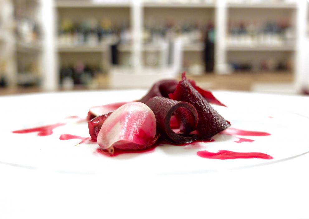 Galleria fotografica






Grande cena da Cristiano Tomei, fotogallery di Tanio Liotta. Si inizia con un'ostrica di La Spezia su letto di alga wakame scaldata dalla cenere («Mi ricorda il profumo della mia terra»), maionese, extravergine e acetosella









Sparnocchi («Li abbiamo presi a Viareggio che erano vivi») al naturale, limone fritto, granita di spremuta delle teste degli sparnocchi stessi passate al torchio, birra lambic. Grandissimo piatto, «e poi poco da dire: sui frutti di mare il limone ci sta bene». (Lui però lo frigge)









Calamarata, ma fatta proprio di calamari, veloce marinatura, 10 secondi nella vodka, poi i loro fegatini, una salsa di calamari, foglie di sedano e limone candito









Il carciofo viene messo sotto sale e poi scottato con olio d'aringa, poi burro d'arachidi, cedro candito a freddo. «Tutti guardano a Oriente, io ho guardato agli Usa». Ma il burro d'arachidi lo produce in proprio, come dio comanda









Raviolo olio, parmigiano, seppioline, polvere di cavolo nero









Altra pasta ripiena: questa volta di parmigiano 120 mesi, olio di elicriso e pinoli. Bomba gustativa









Una minestra di riso ottenuta con gli scarti della cucina: ossa e nervature della carne, semi di pomodori, carote eccetera. Si filtra tutto, vi si cuoce il riso, si manteca con gelato al sigaro toscano, ricci di mare e polveri delle stesse verdure bruciate









Cappelletti ripieni di zucca rimasta due settimane nel miso «che la cuoce». Il brodo amaro è fatto con limone, ginger, tarassaco e rafano, lasciati infondere una notte a freddo e poi bolliti









Triglia di scoglio, estratto di rosmarino, barba di prete









I paccheri Felicetti racchiudono delle croste di parmigiano e ricci di mare, il brodo è ottenuto infondendo a freddo per tre giorni gli scarti di verdura, vi si cuoce la stessa pasta









La crosta di creta...









...cuoce un'anguilla aromatizzata con cedro, tabacco e alghe, poi estratto di ginepro, burro e acciughe









Felafel di lenticchie e cotechino, salsa al lambrusco e mostarda di buccia di limone: l'Emilia incontra il Medio Oriente









Bistecca primitiva: su una corteccia di pino marittino della carne della Garfagnana battuta grossolanamente è accompagnata da chips di buccia di patata. Classico di Tomei, la corteccia bruciacchiata fa sì che il piatto simuli gli aromi e la succulenza della carne grigliata









Il velo di mela cotta quasi nasconde il cinghiale bollito in un brodo con fagioli rossi fermentati, katsuobushi di palamita, saba e senape. Vi si lascia sciogliere del burro acido. Tra cinghiale e velo, anche cipolle biondite e montate a purea









Quasi un'anatra all'arancia: la carne viene cotta come fosse uno spiedino alla brace e poi laccata con una salsa ottenuta con burro, whisky e un po' d'arancia. Infine pimpinella









Agnello nel prato, piatto favoloso: la carne è cotta nel fieno, poi pesto di muschio e lumachine.






