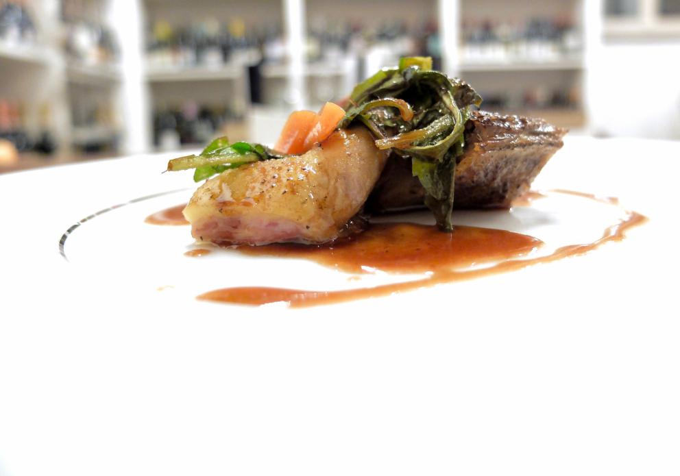 Galleria fotografica






Grande cena da Cristiano Tomei, fotogallery di Tanio Liotta. Si inizia con un'ostrica di La Spezia su letto di alga wakame scaldata dalla cenere («Mi ricorda il profumo della mia terra»), maionese, extravergine e acetosella









Sparnocchi («Li abbiamo presi a Viareggio che erano vivi») al naturale, limone fritto, granita di spremuta delle teste degli sparnocchi stessi passate al torchio, birra lambic. Grandissimo piatto, «e poi poco da dire: sui frutti di mare il limone ci sta bene». (Lui però lo frigge)









Calamarata, ma fatta proprio di calamari, veloce marinatura, 10 secondi nella vodka, poi i loro fegatini, una salsa di calamari, foglie di sedano e limone candito









Il carciofo viene messo sotto sale e poi scottato con olio d'aringa, poi burro d'arachidi, cedro candito a freddo. «Tutti guardano a Oriente, io ho guardato agli Usa». Ma il burro d'arachidi lo produce in proprio, come dio comanda









Raviolo olio, parmigiano, seppioline, polvere di cavolo nero









Altra pasta ripiena: questa volta di parmigiano 120 mesi, olio di elicriso e pinoli. Bomba gustativa









Una minestra di riso ottenuta con gli scarti della cucina: ossa e nervature della carne, semi di pomodori, carote eccetera. Si filtra tutto, vi si cuoce il riso, si manteca con gelato al sigaro toscano, ricci di mare e polveri delle stesse verdure bruciate









Cappelletti ripieni di zucca rimasta due settimane nel miso «che la cuoce». Il brodo amaro è fatto con limone, ginger, tarassaco e rafano, lasciati infondere una notte a freddo e poi bolliti









Triglia di scoglio, estratto di rosmarino, barba di prete









I paccheri Felicetti racchiudono delle croste di parmigiano e ricci di mare, il brodo è ottenuto infondendo a freddo per tre giorni gli scarti di verdura, vi si cuoce la stessa pasta









La crosta di creta...









...cuoce un'anguilla aromatizzata con cedro, tabacco e alghe, poi estratto di ginepro, burro e acciughe









Felafel di lenticchie e cotechino, salsa al lambrusco e mostarda di buccia di limone: l'Emilia incontra il Medio Oriente









Bistecca primitiva: su una corteccia di pino marittino della carne della Garfagnana battuta grossolanamente è accompagnata da chips di buccia di patata. Classico di Tomei, la corteccia bruciacchiata fa sì che il piatto simuli gli aromi e la succulenza della carne grigliata









Il velo di mela cotta quasi nasconde il cinghiale bollito in un brodo con fagioli rossi fermentati, katsuobushi di palamita, saba e senape. Vi si lascia sciogliere del burro acido. Tra cinghiale e velo, anche cipolle biondite e montate a purea









Quasi un'anatra all'arancia: la carne viene cotta come fosse uno spiedino alla brace e poi laccata con una salsa ottenuta con burro, whisky e un po' d'arancia. Infine pimpinella









Agnello nel prato, piatto favoloso: la carne è cotta nel fieno, poi pesto di muschio e lumachine.









Sashimi di rosticciana con rape bianche, barbe rosse e sardina fresca






