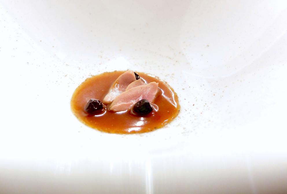 Galleria fotografica






Grande cena da Cristiano Tomei, fotogallery di Tanio Liotta. Si inizia con un'ostrica di La Spezia su letto di alga wakame scaldata dalla cenere («Mi ricorda il profumo della mia terra»), maionese, extravergine e acetosella









Sparnocchi («Li abbiamo presi a Viareggio che erano vivi») al naturale, limone fritto, granita di spremuta delle teste degli sparnocchi stessi passate al torchio, birra lambic. Grandissimo piatto, «e poi poco da dire: sui frutti di mare il limone ci sta bene». (Lui però lo frigge)









Calamarata, ma fatta proprio di calamari, veloce marinatura, 10 secondi nella vodka, poi i loro fegatini, una salsa di calamari, foglie di sedano e limone candito









Il carciofo viene messo sotto sale e poi scottato con olio d'aringa, poi burro d'arachidi, cedro candito a freddo. «Tutti guardano a Oriente, io ho guardato agli Usa». Ma il burro d'arachidi lo produce in proprio, come dio comanda









Raviolo olio, parmigiano, seppioline, polvere di cavolo nero









Altra pasta ripiena: questa volta di parmigiano 120 mesi, olio di elicriso e pinoli. Bomba gustativa









Una minestra di riso ottenuta con gli scarti della cucina: ossa e nervature della carne, semi di pomodori, carote eccetera. Si filtra tutto, vi si cuoce il riso, si manteca con gelato al sigaro toscano, ricci di mare e polveri delle stesse verdure bruciate









Cappelletti ripieni di zucca rimasta due settimane nel miso «che la cuoce». Il brodo amaro è fatto con limone, ginger, tarassaco e rafano, lasciati infondere una notte a freddo e poi bolliti









Triglia di scoglio, estratto di rosmarino, barba di prete









I paccheri Felicetti racchiudono delle croste di parmigiano e ricci di mare, il brodo è ottenuto infondendo a freddo per tre giorni gli scarti di verdura, vi si cuoce la stessa pasta









La crosta di creta...









...cuoce un'anguilla aromatizzata con cedro, tabacco e alghe, poi estratto di ginepro, burro e acciughe









Felafel di lenticchie e cotechino, salsa al lambrusco e mostarda di buccia di limone: l'Emilia incontra il Medio Oriente









Bistecca primitiva: su una corteccia di pino marittino della carne della Garfagnana battuta grossolanamente è accompagnata da chips di buccia di patata. Classico di Tomei, la corteccia bruciacchiata fa sì che il piatto simuli gli aromi e la succulenza della carne grigliata









Il velo di mela cotta quasi nasconde il cinghiale bollito in un brodo con fagioli rossi fermentati, katsuobushi di palamita, saba e senape. Vi si lascia sciogliere del burro acido. Tra cinghiale e velo, anche cipolle biondite e montate a purea









Quasi un'anatra all'arancia: la carne viene cotta come fosse uno spiedino alla brace e poi laccata con una salsa ottenuta con burro, whisky e un po' d'arancia. Infine pimpinella









Agnello nel prato, piatto favoloso: la carne è cotta nel fieno, poi pesto di muschio e lumachine.









Sashimi di rosticciana con rape bianche, barbe rosse e sardina fresca









Piccione cotto sulla piastra e poi rigenerato nell'olio bollente, polvere di zenzero, erbe spontaneee (come l'ingrassaporci, che si trova a Camaiore ed è simile al tarassaco, e la cicoria), carotine cotte nella camomilla e poi saltate in salsa di burro e birra alla ciliegia






