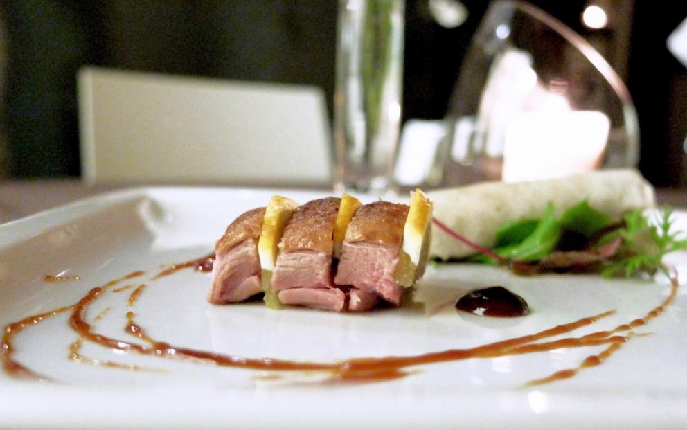 Galleria fotograficaNido di patate e uovo di quaglia al vapore, con riduzione di curry, latte di cocco e acqua di pomodoro
Raviolo in coppia cottura (effetto cruncy alla base) con lonza, frittata di uova ed&nbsp;erba cipollina cinese jiu cai (Allium tuberosum)
Garza di farina croccante, crema di avocado, mango, anatra, polvere di passion fruit, cannella, anice stellato e peperoncino
Raviolo di pasta di zucca e grano duro con shiitake, tofu affumicato, bamb&ugrave; essiccato, sesamo e carote
Il raviolo di gamberi &egrave; un classico della cucina cinese, &laquo;spesso &egrave; di produzione industriale, cos&igrave; noi per distinguerci intanto gli cambiamo la forma e poi lo realizziamo con una doppia sfoglia che deve quindi essere sottilissima&raquo;, fatta con amido di frumento. Il ripieno &egrave; di gamberi, acqua di zenzero e cipollotto. Sullo sfondo, il raviolo tondo &egrave; il Bung fritto di anatra disidratata con pepe di Sichuan e zenzero
La parte croccante &egrave; ottenuta dalla reazione tra amido e purea di patate cinesi, col burro; sopra una crema di mela aromatizzata al limone per dare acidit&agrave;, il ripieno &egrave; di funghi champignons tritati e rosolati con alloro, vino di riso e scalogno
Tris: in primo piano il Cannellone con gambero impanato; dietro uno Shao Mai con capesante,&nbsp;gamberi e wasabi; in fondo uno&nbsp;Shao Long Bao in brodo di granchio e carne
Capesante, foglie di spinacino, mango del Vietnam, pera cinese cotta con limone e miele e condita con salsa di soia, limone e olio extravergine, poi c'&egrave; il pane cinese cotto al vapore, passato alla salamandra e tagliato con l'affettatrice, per dare una nota croccante
Uovo infuso nel t&egrave;, piatto davvero complesso e tecnico: l'uovo sodo viene infuso per due ore in un liquido aromatizzato con t&egrave; verde, soia, alloro, vino di riso e anice stellato, poi affumicato bruciando (ma togliendo l'aria) riso, zucchero e foglie di t&egrave; verde, quindi racchiuso in foglie morbide di pak choi e accompagnato con un'aria dello stesso infuso. &laquo;A Pechino cuociono l'uovo in questa soluzione anche per due giorni, noi no perch&eacute; risulterebbe troppo asciutto&raquo;
Cetriolo karela, funghi shiitake, carne di maiale, gamberi, peperoncino: morbido-croccante-cremoso-dolce-grasso-piccante-umami
Riso basmati, uovo, carne di maiale, gambero essiccato, cipollotto, pak choi, brodi di salsa di ostrica e di maiale: l'uovo sbattuto viene filtrato in acqua e poi cotto al vapore, prende una consistenza quasi gelatinosa &laquo;ma alzando la fiamma si formano anche le bollicine al suo interno&raquo;
Riso con ombrina essiccata. &laquo;Voi usate molto i sottoli e i sottaceti, noi in Cina di pi&ugrave; l'essicazione, il sotto sale e le fermentazioni. A volte danno risultati che risultano poco comprensibili per il&nbsp;palato occidentale&raquo;. In questo caso l'esito &egrave; invece superbo: il riso viene cotto nel fumetto di ombrina, poi il suo filetto a guarnire
Pasta biang biang, carne di maiale croccate, aceto di riso. La pasta biang biang &egrave; una specialit&agrave; di&nbsp;Xi'an: si tratta di pasta fresca resa&nbsp;piccante condendola con olio al peperoncino
Mazzancolla scottata in acqua a 70&deg;, legata con erba cipollina e crema di avocado, poi insalata iceberg, cetriolo, salsa di prugne cinesi essiccate, limone e foglie di menta. A sinistra tapioca infusa nel fumetto della&nbsp;mazzancolla, in fondo una crema di zucca e scorze d'arancia
Branzino, riccio di cipollotto, fumetto di pesce allo zenzero con semi di soia fermentati, per un retogusto amarognolo. Il pesce viene cotto al vapore di vino di riso, la pelle in salamandra per renderla croccante
Classico petto d'anatra con porro e cetriolo, la coscia &egrave; nella crespella condita con salsa e le stesse verdure
