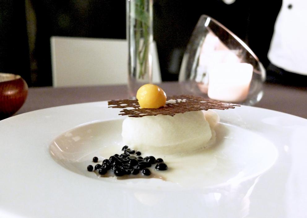 Galleria fotograficaNido di patate e uovo di quaglia al vapore, con riduzione di curry, latte di cocco e acqua di pomodoro
Raviolo in coppia cottura (effetto cruncy alla base) con lonza, frittata di uova ed&nbsp;erba cipollina cinese jiu cai (Allium tuberosum)
Garza di farina croccante, crema di avocado, mango, anatra, polvere di passion fruit, cannella, anice stellato e peperoncino
Raviolo di pasta di zucca e grano duro con shiitake, tofu affumicato, bamb&ugrave; essiccato, sesamo e carote
Il raviolo di gamberi &egrave; un classico della cucina cinese, &laquo;spesso &egrave; di produzione industriale, cos&igrave; noi per distinguerci intanto gli cambiamo la forma e poi lo realizziamo con una doppia sfoglia che deve quindi essere sottilissima&raquo;, fatta con amido di frumento. Il ripieno &egrave; di gamberi, acqua di zenzero e cipollotto. Sullo sfondo, il raviolo tondo &egrave; il Bung fritto di anatra disidratata con pepe di Sichuan e zenzero
La parte croccante &egrave; ottenuta dalla reazione tra amido e purea di patate cinesi, col burro; sopra una crema di mela aromatizzata al limone per dare acidit&agrave;, il ripieno &egrave; di funghi champignons tritati e rosolati con alloro, vino di riso e scalogno
Tris: in primo piano il Cannellone con gambero impanato; dietro uno Shao Mai con capesante,&nbsp;gamberi e wasabi; in fondo uno&nbsp;Shao Long Bao in brodo di granchio e carne
Capesante, foglie di spinacino, mango del Vietnam, pera cinese cotta con limone e miele e condita con salsa di soia, limone e olio extravergine, poi c'&egrave; il pane cinese cotto al vapore, passato alla salamandra e tagliato con l'affettatrice, per dare una nota croccante
Uovo infuso nel t&egrave;, piatto davvero complesso e tecnico: l'uovo sodo viene infuso per due ore in un liquido aromatizzato con t&egrave; verde, soia, alloro, vino di riso e anice stellato, poi affumicato bruciando (ma togliendo l'aria) riso, zucchero e foglie di t&egrave; verde, quindi racchiuso in foglie morbide di pak choi e accompagnato con un'aria dello stesso infuso. &laquo;A Pechino cuociono l'uovo in questa soluzione anche per due giorni, noi no perch&eacute; risulterebbe troppo asciutto&raquo;
Cetriolo karela, funghi shiitake, carne di maiale, gamberi, peperoncino: morbido-croccante-cremoso-dolce-grasso-piccante-umami
Riso basmati, uovo, carne di maiale, gambero essiccato, cipollotto, pak choi, brodi di salsa di ostrica e di maiale: l'uovo sbattuto viene filtrato in acqua e poi cotto al vapore, prende una consistenza quasi gelatinosa &laquo;ma alzando la fiamma si formano anche le bollicine al suo interno&raquo;
Riso con ombrina essiccata. &laquo;Voi usate molto i sottoli e i sottaceti, noi in Cina di pi&ugrave; l'essicazione, il sotto sale e le fermentazioni. A volte danno risultati che risultano poco comprensibili per il&nbsp;palato occidentale&raquo;. In questo caso l'esito &egrave; invece superbo: il riso viene cotto nel fumetto di ombrina, poi il suo filetto a guarnire
Pasta biang biang, carne di maiale croccate, aceto di riso. La pasta biang biang &egrave; una specialit&agrave; di&nbsp;Xi'an: si tratta di pasta fresca resa&nbsp;piccante condendola con olio al peperoncino
Mazzancolla scottata in acqua a 70&deg;, legata con erba cipollina e crema di avocado, poi insalata iceberg, cetriolo, salsa di prugne cinesi essiccate, limone e foglie di menta. A sinistra tapioca infusa nel fumetto della&nbsp;mazzancolla, in fondo una crema di zucca e scorze d'arancia
Branzino, riccio di cipollotto, fumetto di pesce allo zenzero con semi di soia fermentati, per un retogusto amarognolo. Il pesce viene cotto al vapore di vino di riso, la pelle in salamandra per renderla croccante
Classico petto d'anatra con porro e cetriolo, la coscia &egrave; nella crespella condita con salsa e le stesse verdure
Anatra all'arancia: il petto cotto al forno con l'arancia, la pelle del petto fatta frollare per apportare le note grasse, la coscia nell'involtino cotto con la fiamma ossidrica. Delizioso
