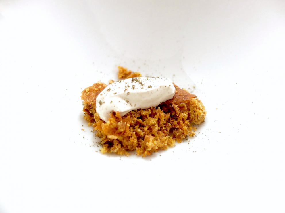 Galleria fotografica






Grande cena da Cristiano Tomei, fotogallery di Tanio Liotta. Si inizia con un'ostrica di La Spezia su letto di alga wakame scaldata dalla cenere («Mi ricorda il profumo della mia terra»), maionese, extravergine e acetosella









Sparnocchi («Li abbiamo presi a Viareggio che erano vivi») al naturale, limone fritto, granita di spremuta delle teste degli sparnocchi stessi passate al torchio, birra lambic. Grandissimo piatto, «e poi poco da dire: sui frutti di mare il limone ci sta bene». (Lui però lo frigge)









Calamarata, ma fatta proprio di calamari, veloce marinatura, 10 secondi nella vodka, poi i loro fegatini, una salsa di calamari, foglie di sedano e limone candito









Il carciofo viene messo sotto sale e poi scottato con olio d'aringa, poi burro d'arachidi, cedro candito a freddo. «Tutti guardano a Oriente, io ho guardato agli Usa». Ma il burro d'arachidi lo produce in proprio, come dio comanda









Raviolo olio, parmigiano, seppioline, polvere di cavolo nero









Altra pasta ripiena: questa volta di parmigiano 120 mesi, olio di elicriso e pinoli. Bomba gustativa









Una minestra di riso ottenuta con gli scarti della cucina: ossa e nervature della carne, semi di pomodori, carote eccetera. Si filtra tutto, vi si cuoce il riso, si manteca con gelato al sigaro toscano, ricci di mare e polveri delle stesse verdure bruciate









Cappelletti ripieni di zucca rimasta due settimane nel miso «che la cuoce». Il brodo amaro è fatto con limone, ginger, tarassaco e rafano, lasciati infondere una notte a freddo e poi bolliti









Triglia di scoglio, estratto di rosmarino, barba di prete









I paccheri Felicetti racchiudono delle croste di parmigiano e ricci di mare, il brodo è ottenuto infondendo a freddo per tre giorni gli scarti di verdura, vi si cuoce la stessa pasta









La crosta di creta...









...cuoce un'anguilla aromatizzata con cedro, tabacco e alghe, poi estratto di ginepro, burro e acciughe









Felafel di lenticchie e cotechino, salsa al lambrusco e mostarda di buccia di limone: l'Emilia incontra il Medio Oriente









Bistecca primitiva: su una corteccia di pino marittino della carne della Garfagnana battuta grossolanamente è accompagnata da chips di buccia di patata. Classico di Tomei, la corteccia bruciacchiata fa sì che il piatto simuli gli aromi e la succulenza della carne grigliata









Il velo di mela cotta quasi nasconde il cinghiale bollito in un brodo con fagioli rossi fermentati, katsuobushi di palamita, saba e senape. Vi si lascia sciogliere del burro acido. Tra cinghiale e velo, anche cipolle biondite e montate a purea









Quasi un'anatra all'arancia: la carne viene cotta come fosse uno spiedino alla brace e poi laccata con una salsa ottenuta con burro, whisky e un po' d'arancia. Infine pimpinella









Agnello nel prato, piatto favoloso: la carne è cotta nel fieno, poi pesto di muschio e lumachine.









Sashimi di rosticciana con rape bianche, barbe rosse e sardina fresca









Piccione cotto sulla piastra e poi rigenerato nell'olio bollente, polvere di zenzero, erbe spontaneee (come l'ingrassaporci, che si trova a Camaiore ed è simile al tarassaco, e la cicoria), carotine cotte nella camomilla e poi saltate in salsa di burro e birra alla ciliegia









Altro piatto straordinario: rognone di vitello cotto nel gin (cfr. Davide Scabin), polvere di cappero, mou salato, zenzero, pepe nero e mirtilli






