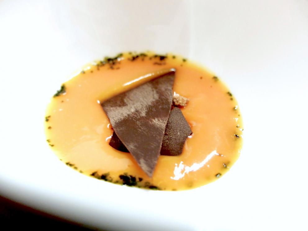 Galleria fotografica






Grande cena da Cristiano Tomei, fotogallery di Tanio Liotta. Si inizia con un'ostrica di La Spezia su letto di alga wakame scaldata dalla cenere («Mi ricorda il profumo della mia terra»), maionese, extravergine e acetosella









Sparnocchi («Li abbiamo presi a Viareggio che erano vivi») al naturale, limone fritto, granita di spremuta delle teste degli sparnocchi stessi passate al torchio, birra lambic. Grandissimo piatto, «e poi poco da dire: sui frutti di mare il limone ci sta bene». (Lui però lo frigge)









Calamarata, ma fatta proprio di calamari, veloce marinatura, 10 secondi nella vodka, poi i loro fegatini, una salsa di calamari, foglie di sedano e limone candito









Il carciofo viene messo sotto sale e poi scottato con olio d'aringa, poi burro d'arachidi, cedro candito a freddo. «Tutti guardano a Oriente, io ho guardato agli Usa». Ma il burro d'arachidi lo produce in proprio, come dio comanda









Raviolo olio, parmigiano, seppioline, polvere di cavolo nero









Altra pasta ripiena: questa volta di parmigiano 120 mesi, olio di elicriso e pinoli. Bomba gustativa









Una minestra di riso ottenuta con gli scarti della cucina: ossa e nervature della carne, semi di pomodori, carote eccetera. Si filtra tutto, vi si cuoce il riso, si manteca con gelato al sigaro toscano, ricci di mare e polveri delle stesse verdure bruciate









Cappelletti ripieni di zucca rimasta due settimane nel miso «che la cuoce». Il brodo amaro è fatto con limone, ginger, tarassaco e rafano, lasciati infondere una notte a freddo e poi bolliti









Triglia di scoglio, estratto di rosmarino, barba di prete









I paccheri Felicetti racchiudono delle croste di parmigiano e ricci di mare, il brodo è ottenuto infondendo a freddo per tre giorni gli scarti di verdura, vi si cuoce la stessa pasta









La crosta di creta...









...cuoce un'anguilla aromatizzata con cedro, tabacco e alghe, poi estratto di ginepro, burro e acciughe









Felafel di lenticchie e cotechino, salsa al lambrusco e mostarda di buccia di limone: l'Emilia incontra il Medio Oriente









Bistecca primitiva: su una corteccia di pino marittino della carne della Garfagnana battuta grossolanamente è accompagnata da chips di buccia di patata. Classico di Tomei, la corteccia bruciacchiata fa sì che il piatto simuli gli aromi e la succulenza della carne grigliata









Il velo di mela cotta quasi nasconde il cinghiale bollito in un brodo con fagioli rossi fermentati, katsuobushi di palamita, saba e senape. Vi si lascia sciogliere del burro acido. Tra cinghiale e velo, anche cipolle biondite e montate a purea









Quasi un'anatra all'arancia: la carne viene cotta come fosse uno spiedino alla brace e poi laccata con una salsa ottenuta con burro, whisky e un po' d'arancia. Infine pimpinella









Agnello nel prato, piatto favoloso: la carne è cotta nel fieno, poi pesto di muschio e lumachine.









Sashimi di rosticciana con rape bianche, barbe rosse e sardina fresca









Piccione cotto sulla piastra e poi rigenerato nell'olio bollente, polvere di zenzero, erbe spontaneee (come l'ingrassaporci, che si trova a Camaiore ed è simile al tarassaco, e la cicoria), carotine cotte nella camomilla e poi saltate in salsa di burro e birra alla ciliegia









Altro piatto straordinario: rognone di vitello cotto nel gin (cfr. Davide Scabin), polvere di cappero, mou salato, zenzero, pepe nero e mirtilli









Dal salato al dolce, ma siamo ancora a metà: Torta di fagioli ambrati con panna montata ai porcini e polvere di salvia






