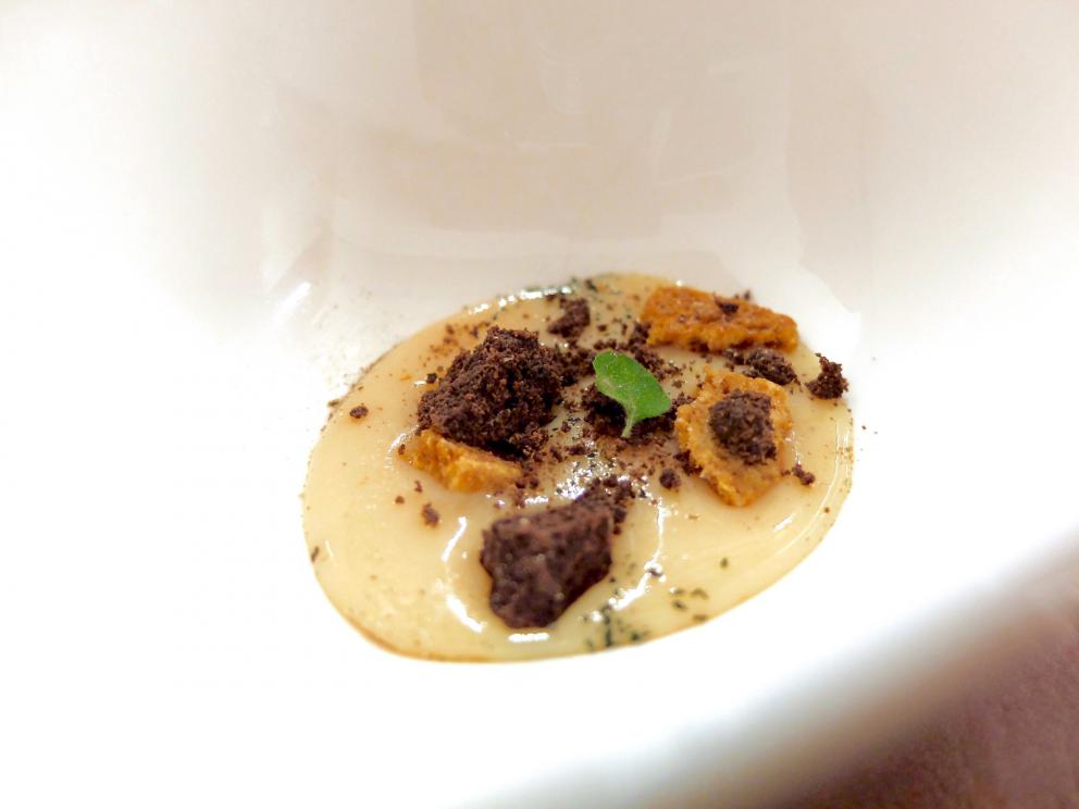 Galleria fotografica






Grande cena da Cristiano Tomei, fotogallery di Tanio Liotta. Si inizia con un'ostrica di La Spezia su letto di alga wakame scaldata dalla cenere («Mi ricorda il profumo della mia terra»), maionese, extravergine e acetosella









Sparnocchi («Li abbiamo presi a Viareggio che erano vivi») al naturale, limone fritto, granita di spremuta delle teste degli sparnocchi stessi passate al torchio, birra lambic. Grandissimo piatto, «e poi poco da dire: sui frutti di mare il limone ci sta bene». (Lui però lo frigge)









Calamarata, ma fatta proprio di calamari, veloce marinatura, 10 secondi nella vodka, poi i loro fegatini, una salsa di calamari, foglie di sedano e limone candito









Il carciofo viene messo sotto sale e poi scottato con olio d'aringa, poi burro d'arachidi, cedro candito a freddo. «Tutti guardano a Oriente, io ho guardato agli Usa». Ma il burro d'arachidi lo produce in proprio, come dio comanda









Raviolo olio, parmigiano, seppioline, polvere di cavolo nero









Altra pasta ripiena: questa volta di parmigiano 120 mesi, olio di elicriso e pinoli. Bomba gustativa









Una minestra di riso ottenuta con gli scarti della cucina: ossa e nervature della carne, semi di pomodori, carote eccetera. Si filtra tutto, vi si cuoce il riso, si manteca con gelato al sigaro toscano, ricci di mare e polveri delle stesse verdure bruciate









Cappelletti ripieni di zucca rimasta due settimane nel miso «che la cuoce». Il brodo amaro è fatto con limone, ginger, tarassaco e rafano, lasciati infondere una notte a freddo e poi bolliti









Triglia di scoglio, estratto di rosmarino, barba di prete









I paccheri Felicetti racchiudono delle croste di parmigiano e ricci di mare, il brodo è ottenuto infondendo a freddo per tre giorni gli scarti di verdura, vi si cuoce la stessa pasta









La crosta di creta...









...cuoce un'anguilla aromatizzata con cedro, tabacco e alghe, poi estratto di ginepro, burro e acciughe









Felafel di lenticchie e cotechino, salsa al lambrusco e mostarda di buccia di limone: l'Emilia incontra il Medio Oriente









Bistecca primitiva: su una corteccia di pino marittino della carne della Garfagnana battuta grossolanamente è accompagnata da chips di buccia di patata. Classico di Tomei, la corteccia bruciacchiata fa sì che il piatto simuli gli aromi e la succulenza della carne grigliata









Il velo di mela cotta quasi nasconde il cinghiale bollito in un brodo con fagioli rossi fermentati, katsuobushi di palamita, saba e senape. Vi si lascia sciogliere del burro acido. Tra cinghiale e velo, anche cipolle biondite e montate a purea









Quasi un'anatra all'arancia: la carne viene cotta come fosse uno spiedino alla brace e poi laccata con una salsa ottenuta con burro, whisky e un po' d'arancia. Infine pimpinella









Agnello nel prato, piatto favoloso: la carne è cotta nel fieno, poi pesto di muschio e lumachine.









Sashimi di rosticciana con rape bianche, barbe rosse e sardina fresca









Piccione cotto sulla piastra e poi rigenerato nell'olio bollente, polvere di zenzero, erbe spontaneee (come l'ingrassaporci, che si trova a Camaiore ed è simile al tarassaco, e la cicoria), carotine cotte nella camomilla e poi saltate in salsa di burro e birra alla ciliegia









Altro piatto straordinario: rognone di vitello cotto nel gin (cfr. Davide Scabin), polvere di cappero, mou salato, zenzero, pepe nero e mirtilli









Dal salato al dolce, ma siamo ancora a metà: Torta di fagioli ambrati con panna montata ai porcini e polvere di salvia









Sfoglia di cacao, crumble di pinoli, carota centrifugata, alkermes e arancia






