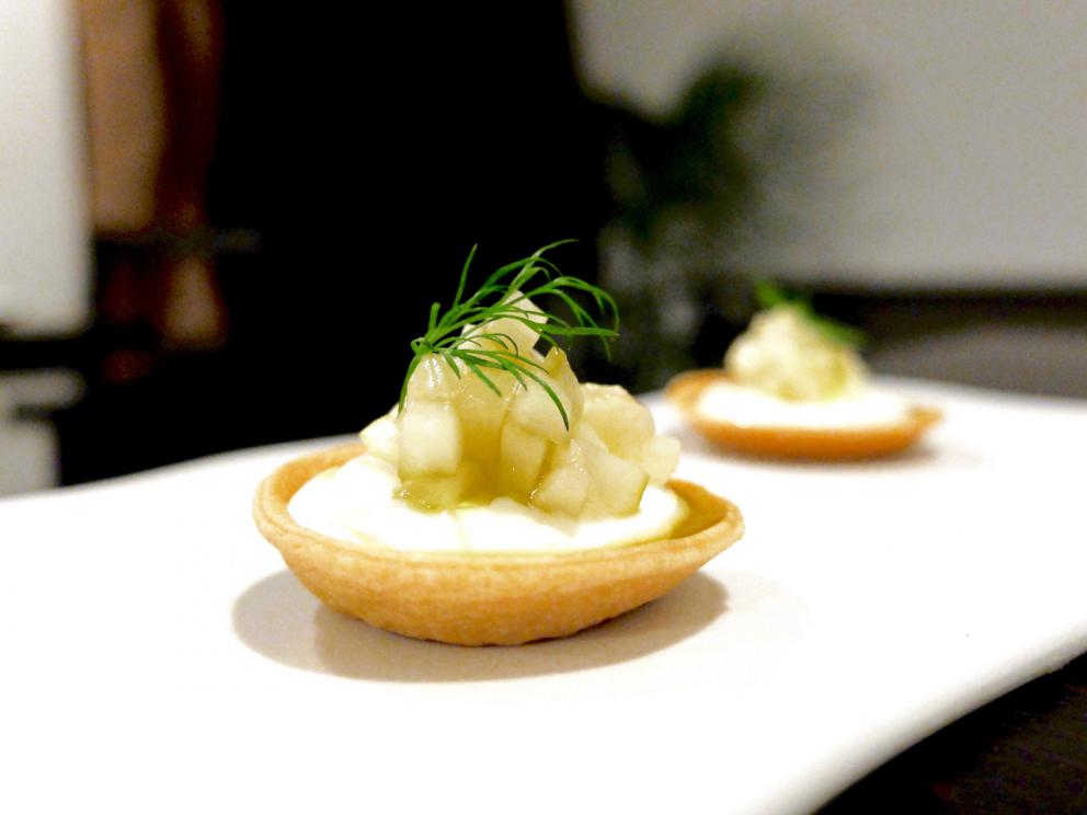 Galleria fotografica






La nostra cena al Materia di Cernobbio (Co). Testi di Carlo Passera, foto di Tanio Liotta. Si inizia con Aceto di petali di rose, brodo di cipolle scottate






