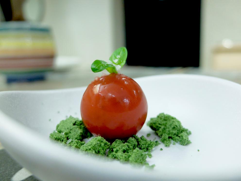 Galleria fotografica






La nostra cena negli scatti di Tanio Liotta. S'inizia con una digressione extra-pugliese, Ostrica al Bloody Mary, brunoise di sedano, olio Muraglia al sedano






