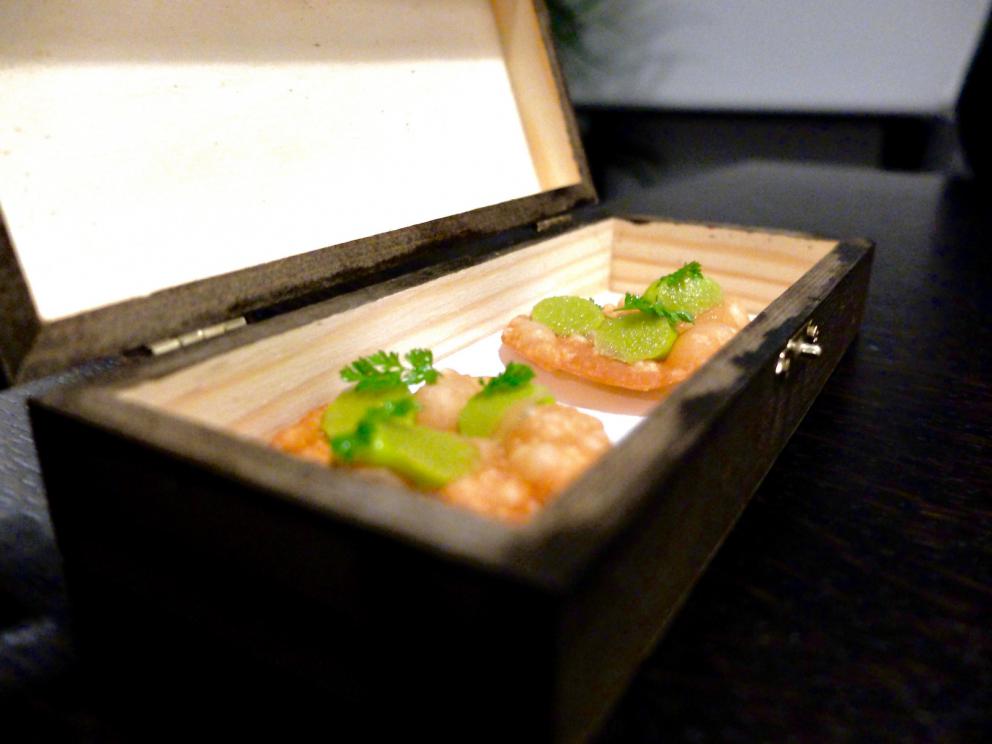 Galleria fotografica






La nostra cena al Materia di Cernobbio (Co). Testi di Carlo Passera, foto di Tanio Liotta. Si inizia con Aceto di petali di rose, brodo di cipolle scottate









Tartelletta allo yogurt, olio all'aneto e cetrioli sottaceto






