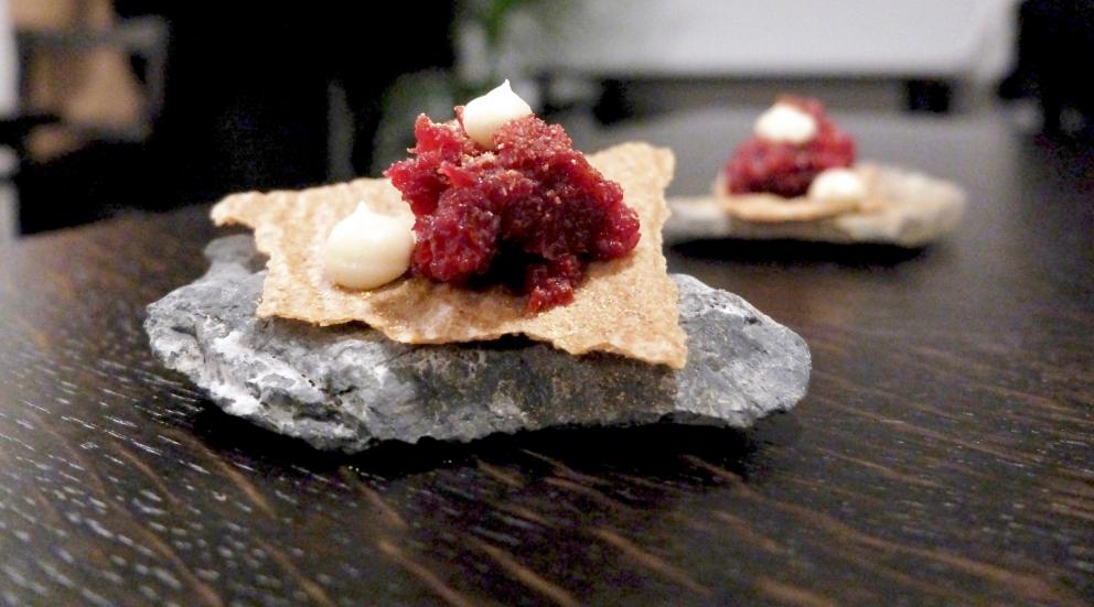 Galleria fotografica






La nostra cena al Materia di Cernobbio (Co). Testi di Carlo Passera, foto di Tanio Liotta. Si inizia con Aceto di petali di rose, brodo di cipolle scottate









Tartelletta allo yogurt, olio all'aneto e cetrioli sottaceto









Cialda di pane, maionese di levistico, mela sottaceto, foglie di cerfoglio






