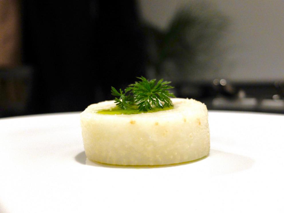 Galleria fotografica






La nostra cena al Materia di Cernobbio (Co). Testi di Carlo Passera, foto di Tanio Liotta. Si inizia con Aceto di petali di rose, brodo di cipolle scottate









Tartelletta allo yogurt, olio all'aneto e cetrioli sottaceto









Cialda di pane, maionese di levistico, mela sottaceto, foglie di cerfoglio









Cialda di avena e birra, barbabietola, polvere di levistico e olio al carbone






