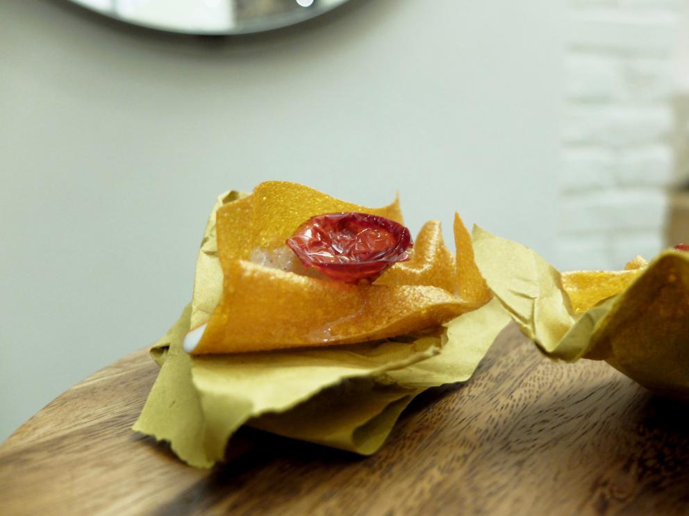 Galleria fotografica






La nostra cena negli scatti di Tanio Liotta. S'inizia con una digressione extra-pugliese, Ostrica al Bloody Mary, brunoise di sedano, olio Muraglia al sedano









Pomodorino di pane raffermo, rucola, sale Maldon e terra di spinacio






