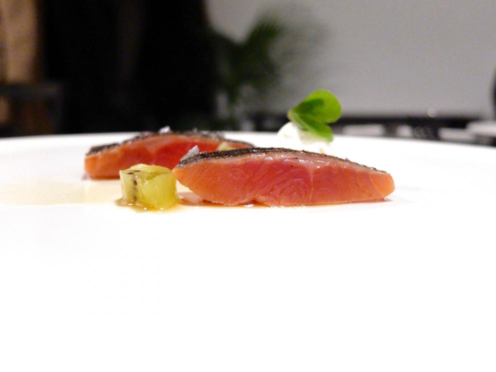 Galleria fotografica






La nostra cena al Materia di Cernobbio (Co). Testi di Carlo Passera, foto di Tanio Liotta. Si inizia con Aceto di petali di rose, brodo di cipolle scottate









Tartelletta allo yogurt, olio all'aneto e cetrioli sottaceto









Cialda di pane, maionese di levistico, mela sottaceto, foglie di cerfoglio









Cialda di avena e birra, barbabietola, polvere di levistico e olio al carbone









Finto midollo di sedano rapa: orzo, rapanello marinato, crema di sedano rapa, olio di prezzemolo e foglie di carota selvatica






