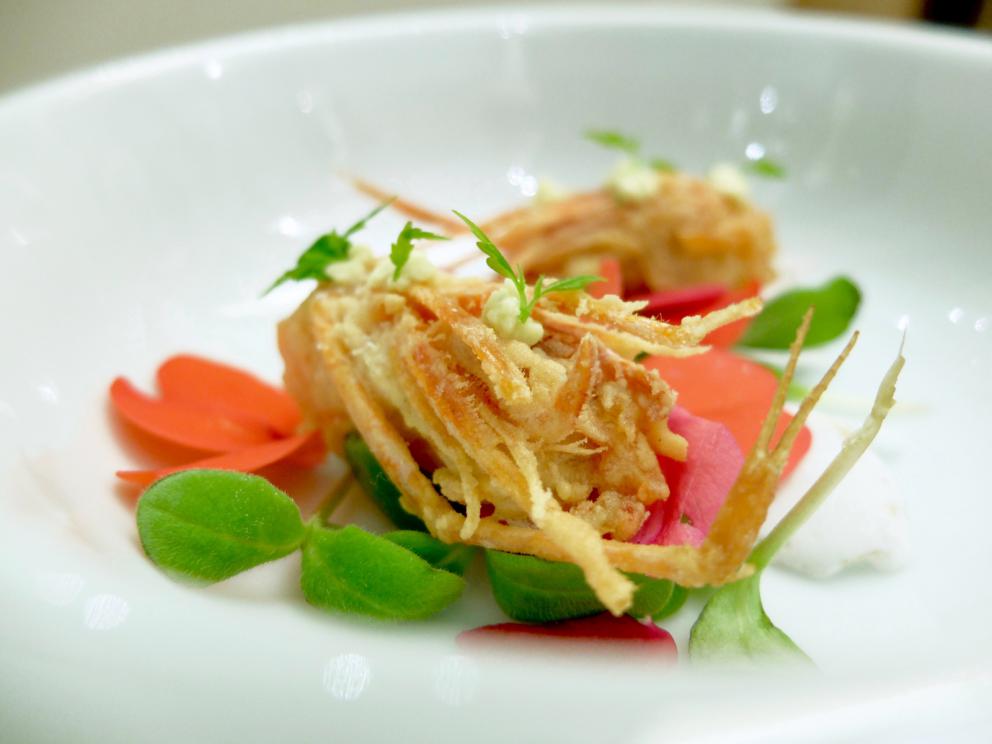 Galleria fotografica






La nostra cena negli scatti di Tanio Liotta. S'inizia con una digressione extra-pugliese, Ostrica al Bloody Mary, brunoise di sedano, olio Muraglia al sedano









Pomodorino di pane raffermo, rucola, sale Maldon e terra di spinacio









Buonissima la Carota fritta, spuma di ricotta forte, pomodoro demi-sec






