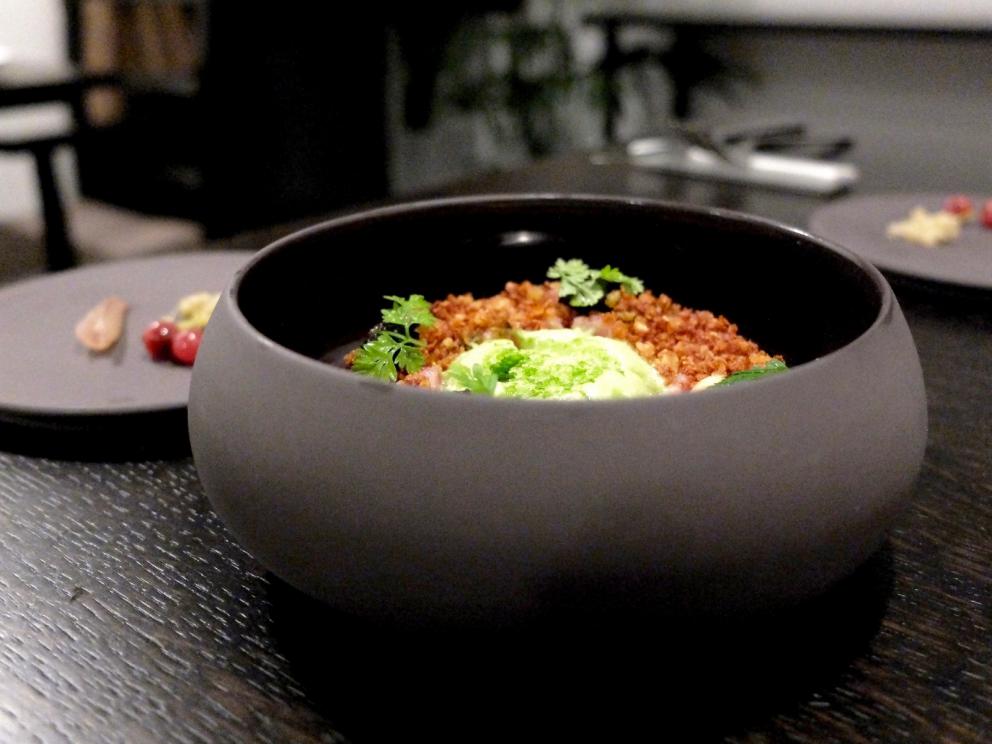 Galleria fotografica






La nostra cena al Materia di Cernobbio (Co). Testi di Carlo Passera, foto di Tanio Liotta. Si inizia con Aceto di petali di rose, brodo di cipolle scottate









Tartelletta allo yogurt, olio all'aneto e cetrioli sottaceto









Cialda di pane, maionese di levistico, mela sottaceto, foglie di cerfoglio









Cialda di avena e birra, barbabietola, polvere di levistico e olio al carbone









Finto midollo di sedano rapa: orzo, rapanello marinato, crema di sedano rapa, olio di prezzemolo e foglie di carota selvatica









Trota salmonata marinata, rafano, kiwi fermentato e brodo freddo di mela: la pelle della trota è bruciata, il brodo è come un dashi, solo che il succo di mela è al posto dell'acqua






