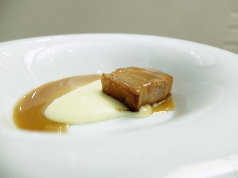 Galleria fotografica






La nostra cena negli scatti di Tanio Liotta. S'inizia con una digressione extra-pugliese, Ostrica al Bloody Mary, brunoise di sedano, olio Muraglia al sedano









Pomodorino di pane raffermo, rucola, sale Maldon e terra di spinacio









Buonissima la Carota fritta, spuma di ricotta forte, pomodoro demi-sec









Carapace di gambero fritto, maionese di capperi. Goloso






