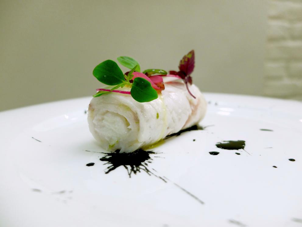 Galleria fotografica






La nostra cena negli scatti di Tanio Liotta. S'inizia con una digressione extra-pugliese, Ostrica al Bloody Mary, brunoise di sedano, olio Muraglia al sedano









Pomodorino di pane raffermo, rucola, sale Maldon e terra di spinacio









Buonissima la Carota fritta, spuma di ricotta forte, pomodoro demi-sec









Carapace di gambero fritto, maionese di capperi. Goloso









Pancia di maiale, jus di vitello, patata al burro. La carne è deliziosa, garantisce Varvara






