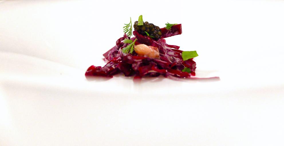 Galleria fotografica






La nostra cena al Materia di Cernobbio (Co). Testi di Carlo Passera, foto di Tanio Liotta. Si inizia con Aceto di petali di rose, brodo di cipolle scottate









Tartelletta allo yogurt, olio all'aneto e cetrioli sottaceto









Cialda di pane, maionese di levistico, mela sottaceto, foglie di cerfoglio









Cialda di avena e birra, barbabietola, polvere di levistico e olio al carbone









Finto midollo di sedano rapa: orzo, rapanello marinato, crema di sedano rapa, olio di prezzemolo e foglie di carota selvatica









Trota salmonata marinata, rafano, kiwi fermentato e brodo freddo di mela: la pelle della trota è bruciata, il brodo è come un dashi, solo che il succo di mela è al posto dell'acqua









Tartare di Fassona, sedano croccante, spuma di sedano, purea di aglio nero, scalogno marinato nella birra, ribes in aceto di lamponi, sambuco in aceto di mele






