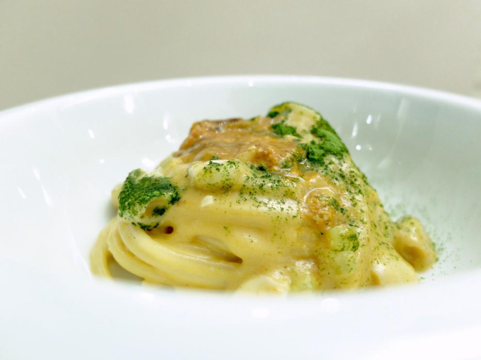 Galleria fotografica






La nostra cena negli scatti di Tanio Liotta. S'inizia con una digressione extra-pugliese, Ostrica al Bloody Mary, brunoise di sedano, olio Muraglia al sedano









Pomodorino di pane raffermo, rucola, sale Maldon e terra di spinacio









Buonissima la Carota fritta, spuma di ricotta forte, pomodoro demi-sec









Carapace di gambero fritto, maionese di capperi. Goloso









Pancia di maiale, jus di vitello, patata al burro. La carne è deliziosa, garantisce Varvara









Un gran piatto: Rotolo di branzino, burrata, lime e olio Muraglia al limone









Triglia, melanzana arrostita e spuma di ricotta forte: suadente e piena






