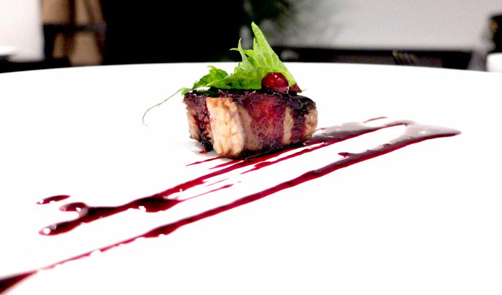 Galleria fotografica






La nostra cena al Materia di Cernobbio (Co). Testi di Carlo Passera, foto di Tanio Liotta. Si inizia con Aceto di petali di rose, brodo di cipolle scottate









Tartelletta allo yogurt, olio all'aneto e cetrioli sottaceto









Cialda di pane, maionese di levistico, mela sottaceto, foglie di cerfoglio









Cialda di avena e birra, barbabietola, polvere di levistico e olio al carbone









Finto midollo di sedano rapa: orzo, rapanello marinato, crema di sedano rapa, olio di prezzemolo e foglie di carota selvatica









Trota salmonata marinata, rafano, kiwi fermentato e brodo freddo di mela: la pelle della trota è bruciata, il brodo è come un dashi, solo che il succo di mela è al posto dell'acqua









Tartare di Fassona, sedano croccante, spuma di sedano, purea di aglio nero, scalogno marinato nella birra, ribes in aceto di lamponi, sambuco in aceto di mele









Insalata di cavolo rosso, midollo affumicato, caviale e latte di mandorla amara: il caviale è Beluga, poi pimpinella e dragoncello 






