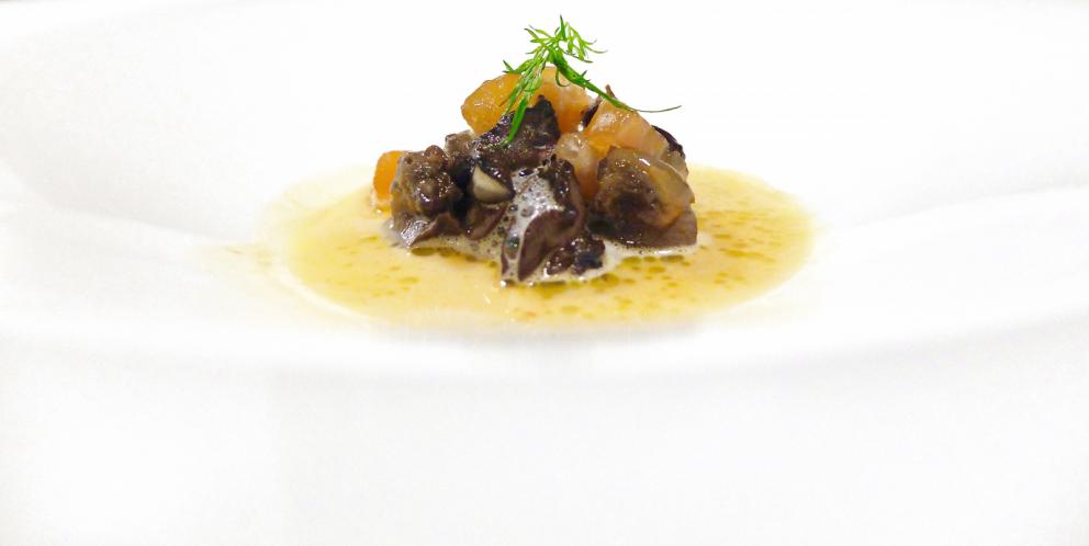 Galleria fotografica






La nostra cena al Materia di Cernobbio (Co). Testi di Carlo Passera, foto di Tanio Liotta. Si inizia con Aceto di petali di rose, brodo di cipolle scottate









Tartelletta allo yogurt, olio all'aneto e cetrioli sottaceto









Cialda di pane, maionese di levistico, mela sottaceto, foglie di cerfoglio









Cialda di avena e birra, barbabietola, polvere di levistico e olio al carbone









Finto midollo di sedano rapa: orzo, rapanello marinato, crema di sedano rapa, olio di prezzemolo e foglie di carota selvatica









Trota salmonata marinata, rafano, kiwi fermentato e brodo freddo di mela: la pelle della trota è bruciata, il brodo è come un dashi, solo che il succo di mela è al posto dell'acqua









Tartare di Fassona, sedano croccante, spuma di sedano, purea di aglio nero, scalogno marinato nella birra, ribes in aceto di lamponi, sambuco in aceto di mele









Insalata di cavolo rosso, midollo affumicato, caviale e latte di mandorla amara: il caviale è Beluga, poi pimpinella e dragoncello 









Lingua di vitello, barbabietola, ribes e shiso






