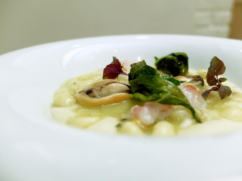 Galleria fotografica






La nostra cena negli scatti di Tanio Liotta. S'inizia con una digressione extra-pugliese, Ostrica al Bloody Mary, brunoise di sedano, olio Muraglia al sedano









Pomodorino di pane raffermo, rucola, sale Maldon e terra di spinacio









Buonissima la Carota fritta, spuma di ricotta forte, pomodoro demi-sec









Carapace di gambero fritto, maionese di capperi. Goloso









Pancia di maiale, jus di vitello, patata al burro. La carne è deliziosa, garantisce Varvara









Un gran piatto: Rotolo di branzino, burrata, lime e olio Muraglia al limone









Triglia, melanzana arrostita e spuma di ricotta forte: suadente e piena









I due primi piatti sono da sballo: Spaghettoni Monograno Felicetti, aglio olio peperoncino, sedano, calamaretti spillo e ricci di mare. «Unisco due piatti tradizionali - spiega lo chef - Da una parte la classica pasta aop, dall'altra una coi frutti di mare»






