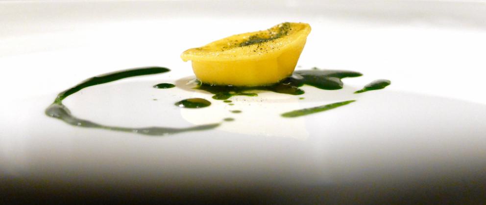 Galleria fotografica






La nostra cena al Materia di Cernobbio (Co). Testi di Carlo Passera, foto di Tanio Liotta. Si inizia con Aceto di petali di rose, brodo di cipolle scottate









Tartelletta allo yogurt, olio all'aneto e cetrioli sottaceto









Cialda di pane, maionese di levistico, mela sottaceto, foglie di cerfoglio









Cialda di avena e birra, barbabietola, polvere di levistico e olio al carbone









Finto midollo di sedano rapa: orzo, rapanello marinato, crema di sedano rapa, olio di prezzemolo e foglie di carota selvatica









Trota salmonata marinata, rafano, kiwi fermentato e brodo freddo di mela: la pelle della trota è bruciata, il brodo è come un dashi, solo che il succo di mela è al posto dell'acqua









Tartare di Fassona, sedano croccante, spuma di sedano, purea di aglio nero, scalogno marinato nella birra, ribes in aceto di lamponi, sambuco in aceto di mele









Insalata di cavolo rosso, midollo affumicato, caviale e latte di mandorla amara: il caviale è Beluga, poi pimpinella e dragoncello 









Lingua di vitello, barbabietola, ribes e shiso









Lumache e nervetti glassati, siero di yogurt e gin, latte di nocciole, olio di finocchietto selvatico






