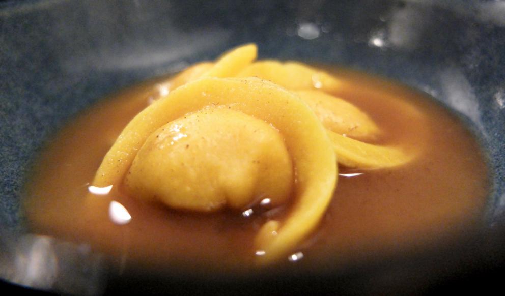Galleria fotografica






La nostra cena al Materia di Cernobbio (Co). Testi di Carlo Passera, foto di Tanio Liotta. Si inizia con Aceto di petali di rose, brodo di cipolle scottate









Tartelletta allo yogurt, olio all'aneto e cetrioli sottaceto









Cialda di pane, maionese di levistico, mela sottaceto, foglie di cerfoglio









Cialda di avena e birra, barbabietola, polvere di levistico e olio al carbone









Finto midollo di sedano rapa: orzo, rapanello marinato, crema di sedano rapa, olio di prezzemolo e foglie di carota selvatica









Trota salmonata marinata, rafano, kiwi fermentato e brodo freddo di mela: la pelle della trota è bruciata, il brodo è come un dashi, solo che il succo di mela è al posto dell'acqua









Tartare di Fassona, sedano croccante, spuma di sedano, purea di aglio nero, scalogno marinato nella birra, ribes in aceto di lamponi, sambuco in aceto di mele









Insalata di cavolo rosso, midollo affumicato, caviale e latte di mandorla amara: il caviale è Beluga, poi pimpinella e dragoncello 









Lingua di vitello, barbabietola, ribes e shiso









Lumache e nervetti glassati, siero di yogurt e gin, latte di nocciole, olio di finocchietto selvatico









Raviolo di caprino e mostarda, estratto di cavolo nero, succo di pepe di Sarawak






